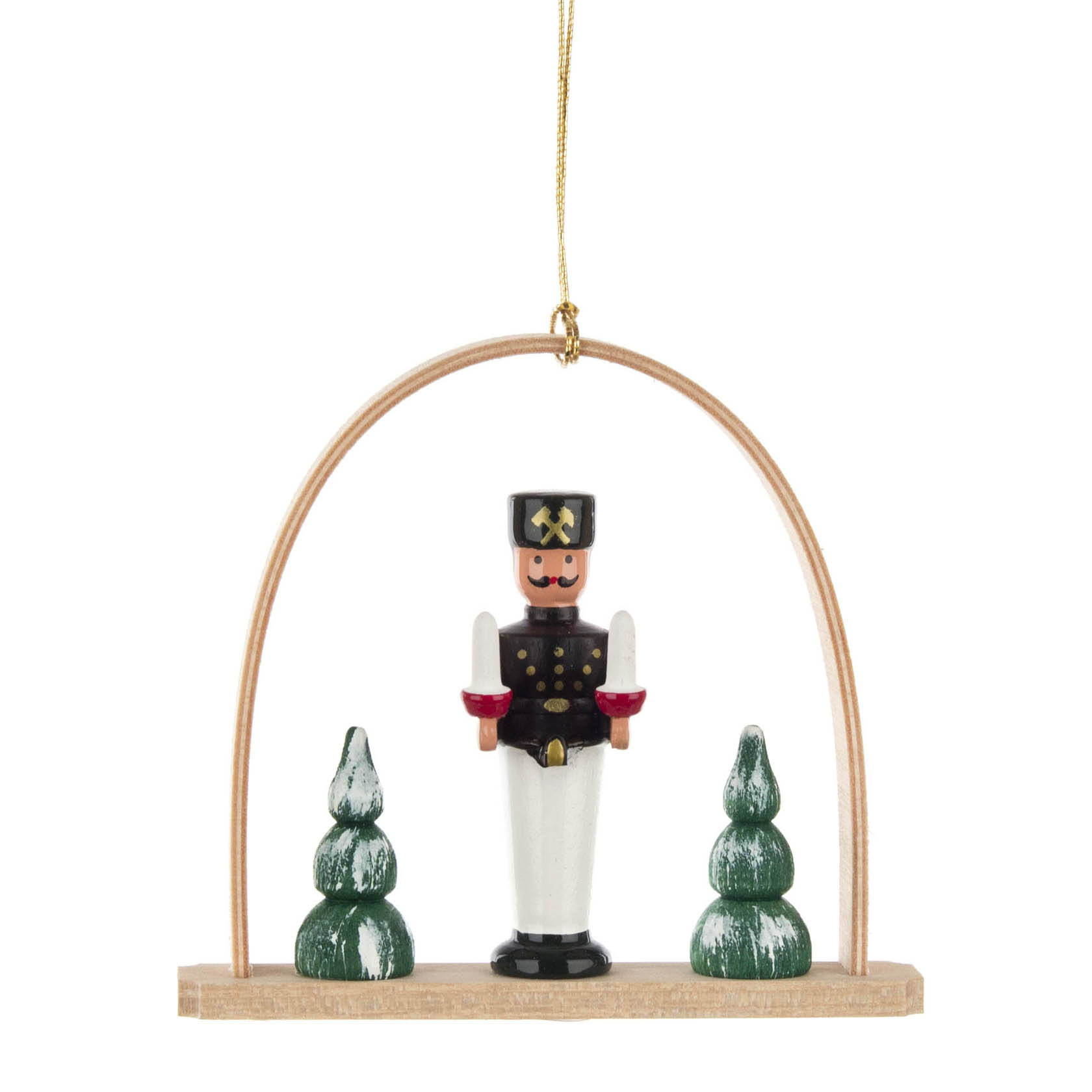 Ein traditioneller hölzerner Bergmann mit Kerzen in den Händen, umgeben von zwei bemalten Tannenbäumen, hängt an einem Bogen. im Dregeno Online Shop günstig kaufen
