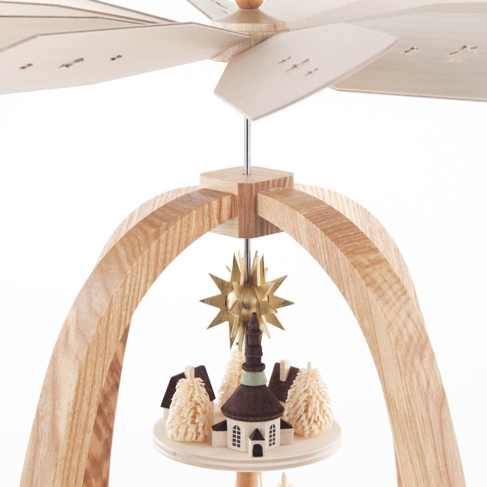 Detail einer dreistufigen Pyramide 'Seiffener Weihnacht' für Teelichte, mit einem kleinen Kirchendekor und weißen Baumfiguren auf der obersten Ebene.