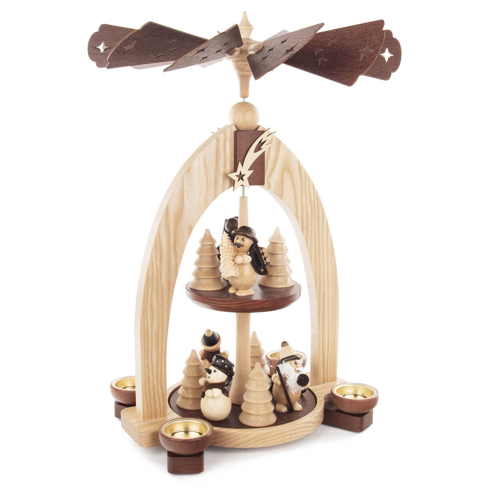 Zweistufige, natürliche Weihnachtspyramide aus Holz mit Teelichthaltern, darunter Weihnachtsmannfigur und Schlitten mit Geschenken, umgeben von kleinen Bäumen.