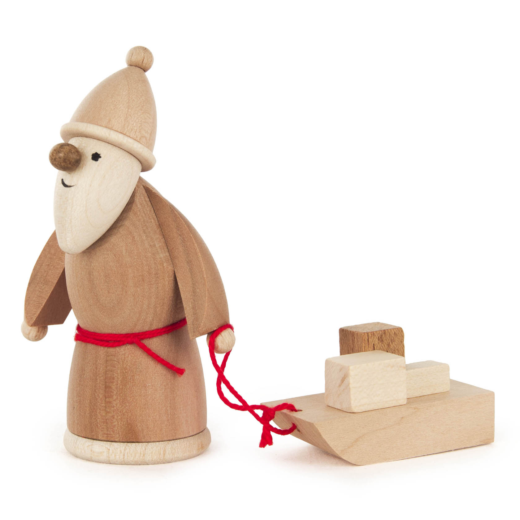 Holzfigur von Ruprecht mit rotem Gürtel, der einen kleinen Schlitten mit drei Holzklötzen zieht. im Dregeno Online Shop günstig kaufen