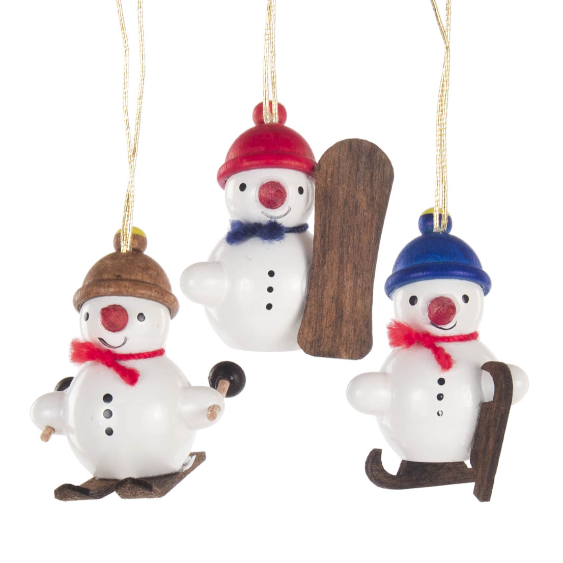 Drei Schneemann-Figuren tragen bunte Mützen und Schals, sie halten Wintersportgeräte: Skier, Snowboard und einen Schlitten. Sie sind als Baumschmuck gestaltet. im Dregeno Online Shop günstig kaufen