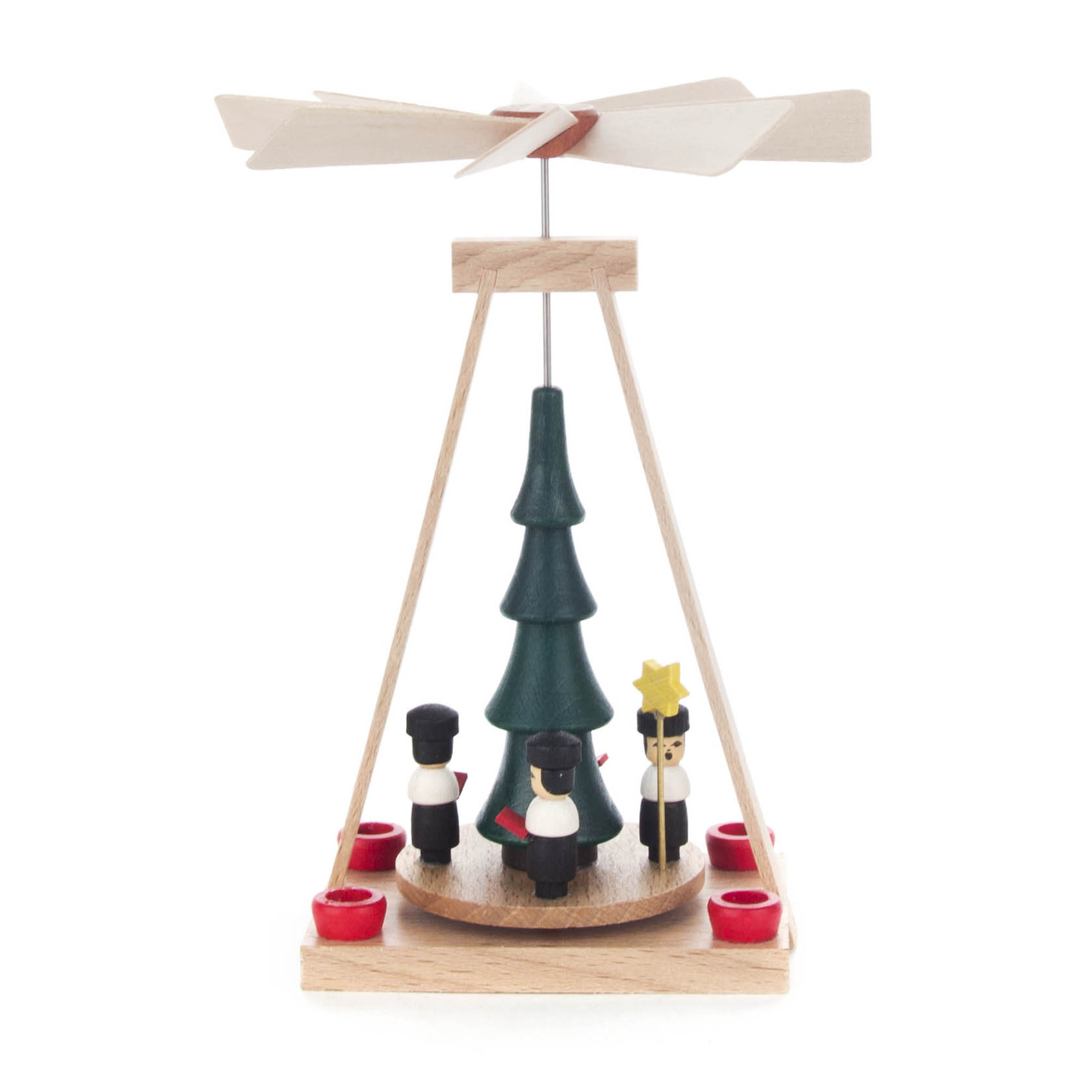 Holzpyramide mit rotierenden Flügeln, darunter eine grüne Tanne. Drei Kurrendesänger stehen darum herum, der vorderste hält einen gelben Stern. im Dregeno Online Shop günstig kaufen