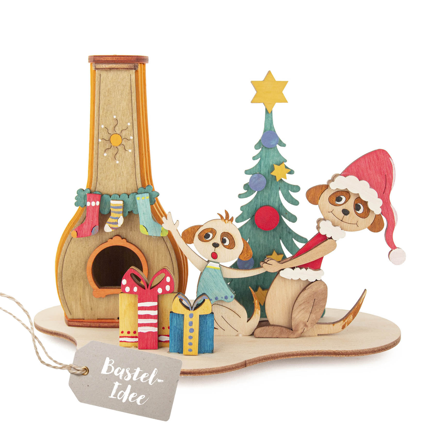 Zwei Erdmännchen aus Holz, eines mit Weihnachtsmütze, vor einem Räucherofen in Form eines Kamins. Ein Weihnachtsbaum und Geschenke sind daneben. im Dregeno Online Shop günstig kaufen