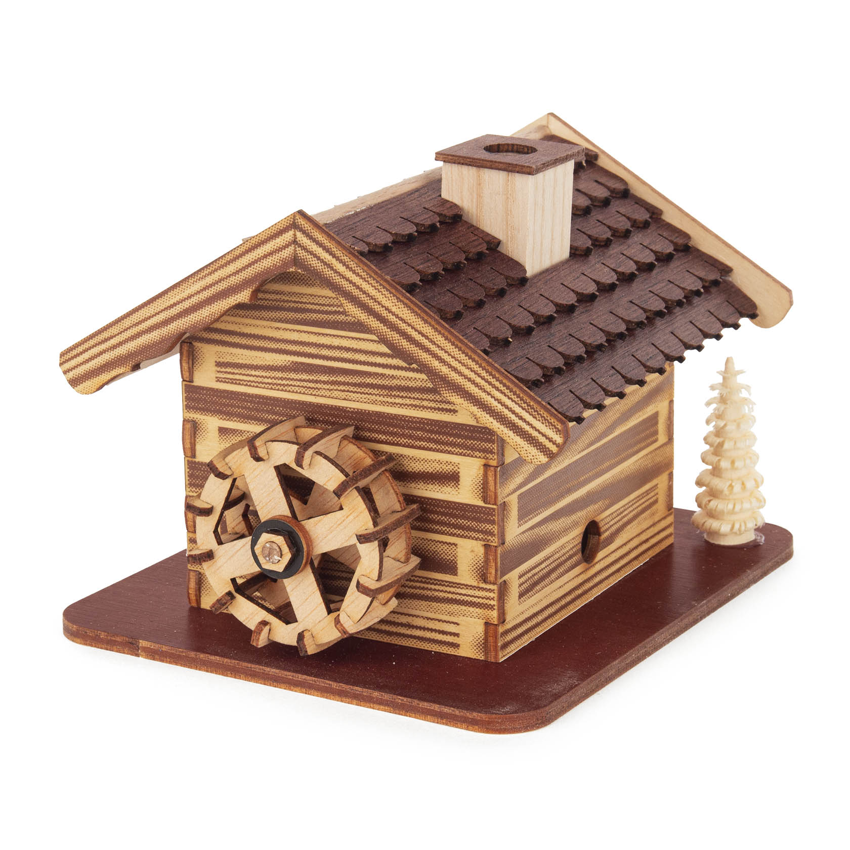 Ein Miniatur-Räucherhaus aus Holz mit Schindeldach, das eine Reifendreherei darstellt. An der Seite ist ein kleines Wasserrad angebracht.