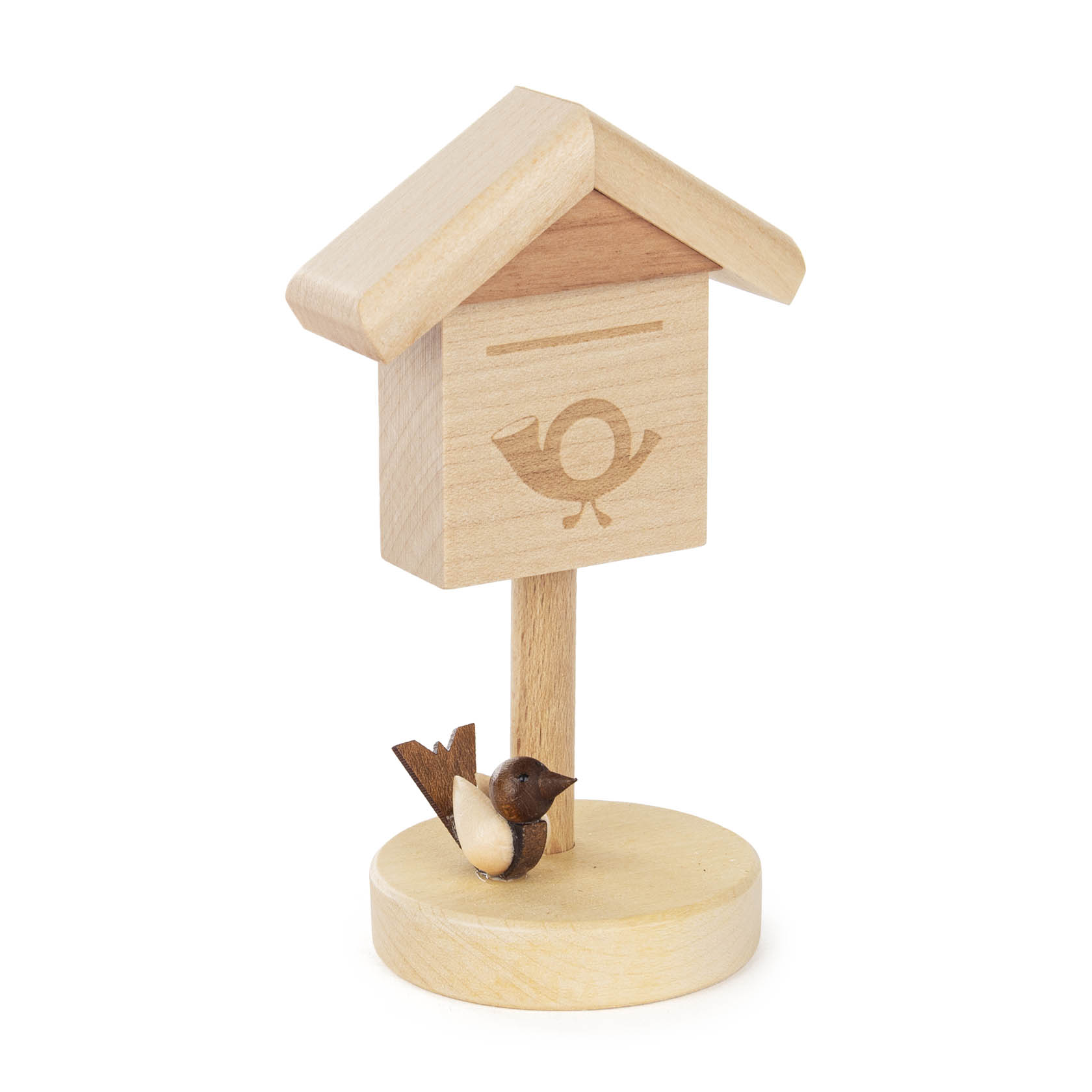Ein Miniaturmodell eines hölzernen Briefkastens mit einem Vogelmotiv, montiert auf einem Ständer mit kleinem Vogel an der Basis.