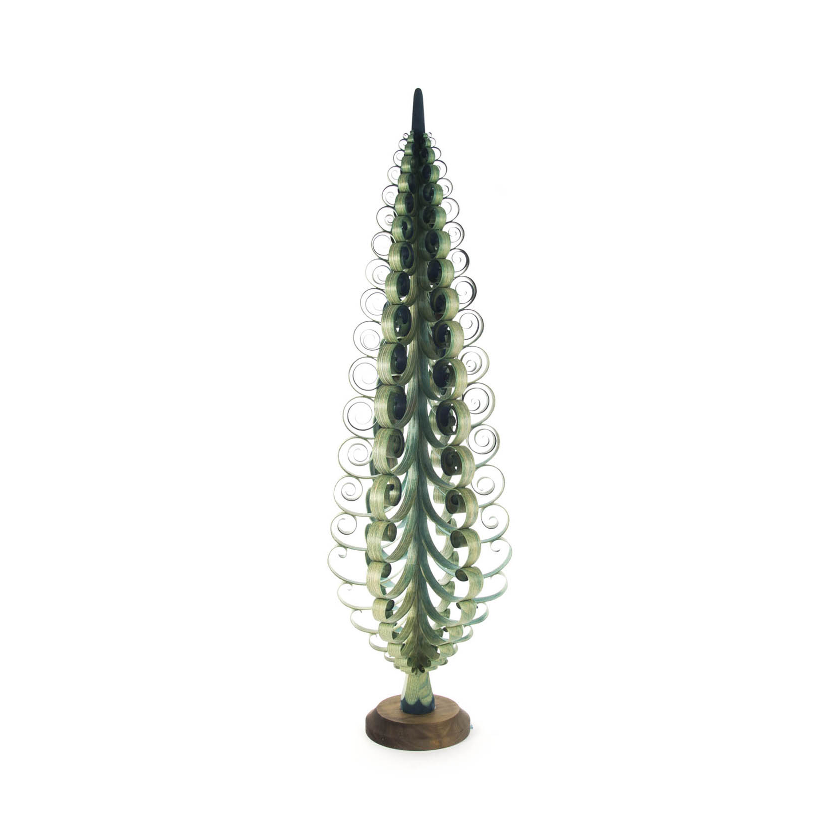Ein grüner Spanbaum mit spiralförmigen, nach oben strebenden Schichten, die eine spitz zulaufende Spitze bilden. Der Baum steht auf einem runden Holzsockel. im Dregeno Online Shop günstig kaufen