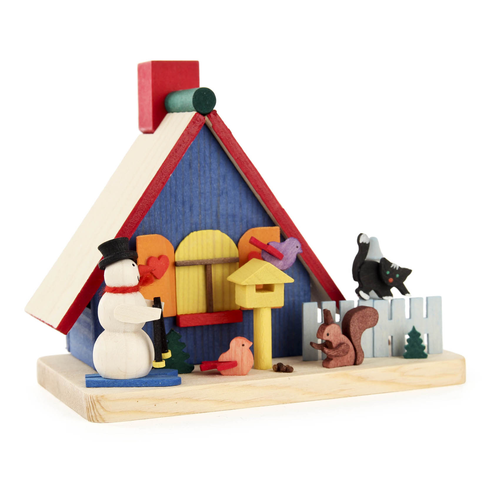 Holzmodell eines Räucherhauses mit einem Schneemann, Tierfiguren und bunten Dekorationen wie Vögeln und Eichhörnchen.