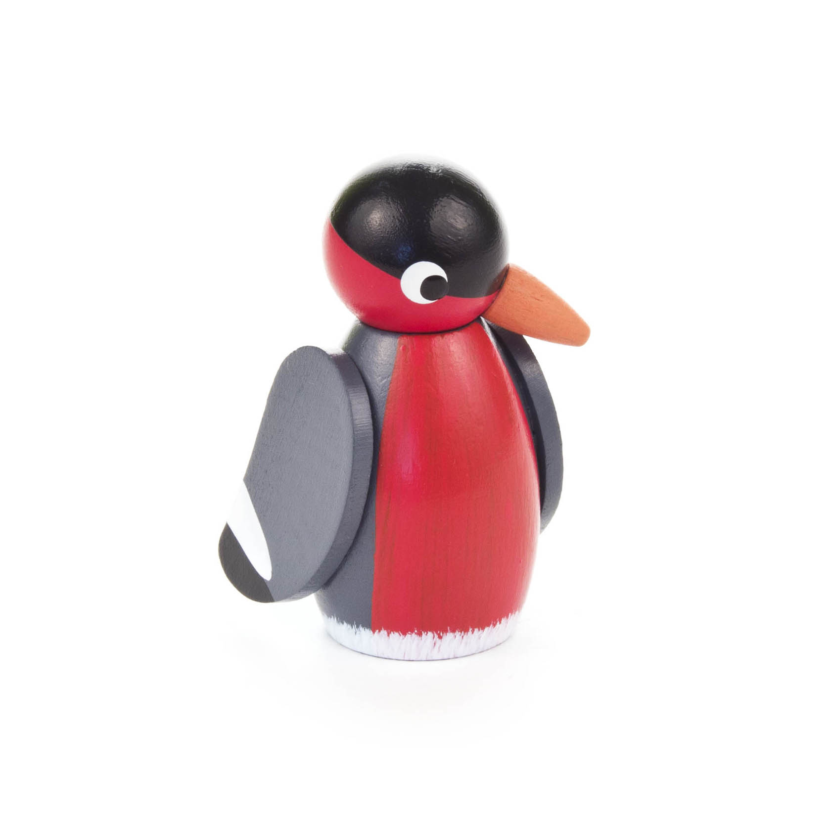 Holzfigur eines Vogels mit rotem Bauch und Gesicht sowie grauen Flügeln und Rücken. Die Figur hat einen orangen Schnabel und einen großen weiß-schwarzen Kopf.