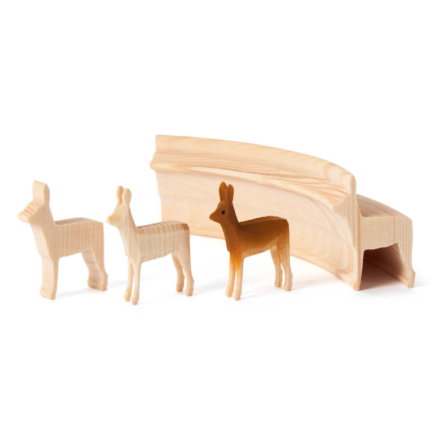 Vier Teile eines Schnitzrohlingsets Reifentier Reh: Zwei rohgeschnitzte Rehe, ein bemaltes Reh und eine halbrunde Holzform. im Dregeno Online Shop günstig kaufen