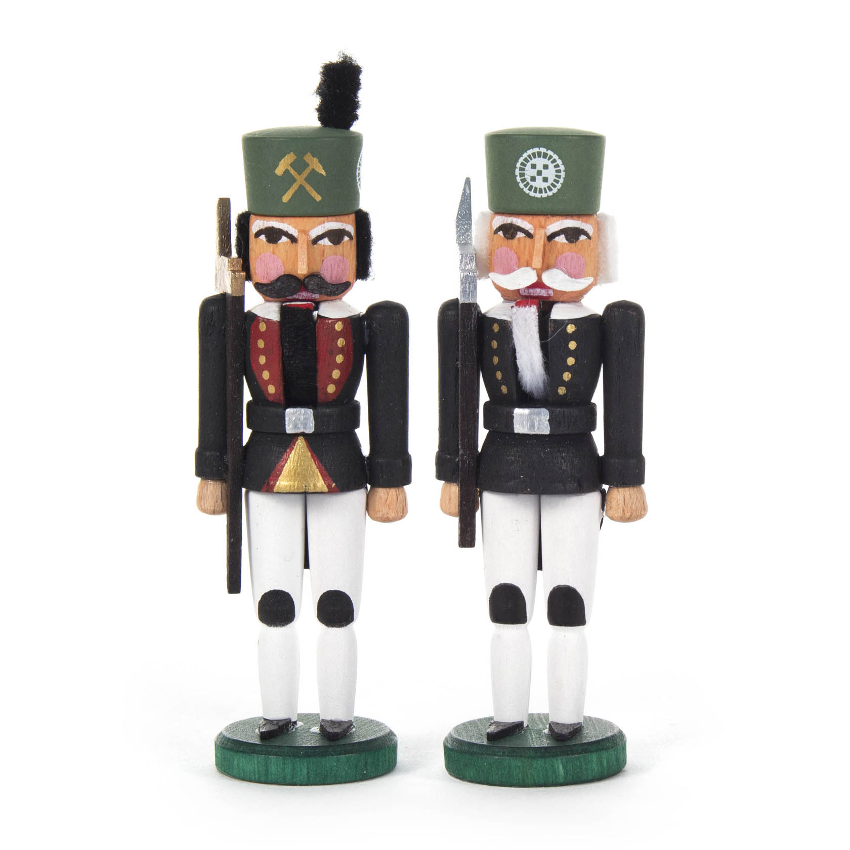 Zwei Mini-Nussknacker in traditioneller Bergmann- und Hauertracht, beide mit grünen Hüten und weißen Hosen, einer hält eine Axt, der andere eine Lanze. im Dregeno Online Shop günstig kaufen