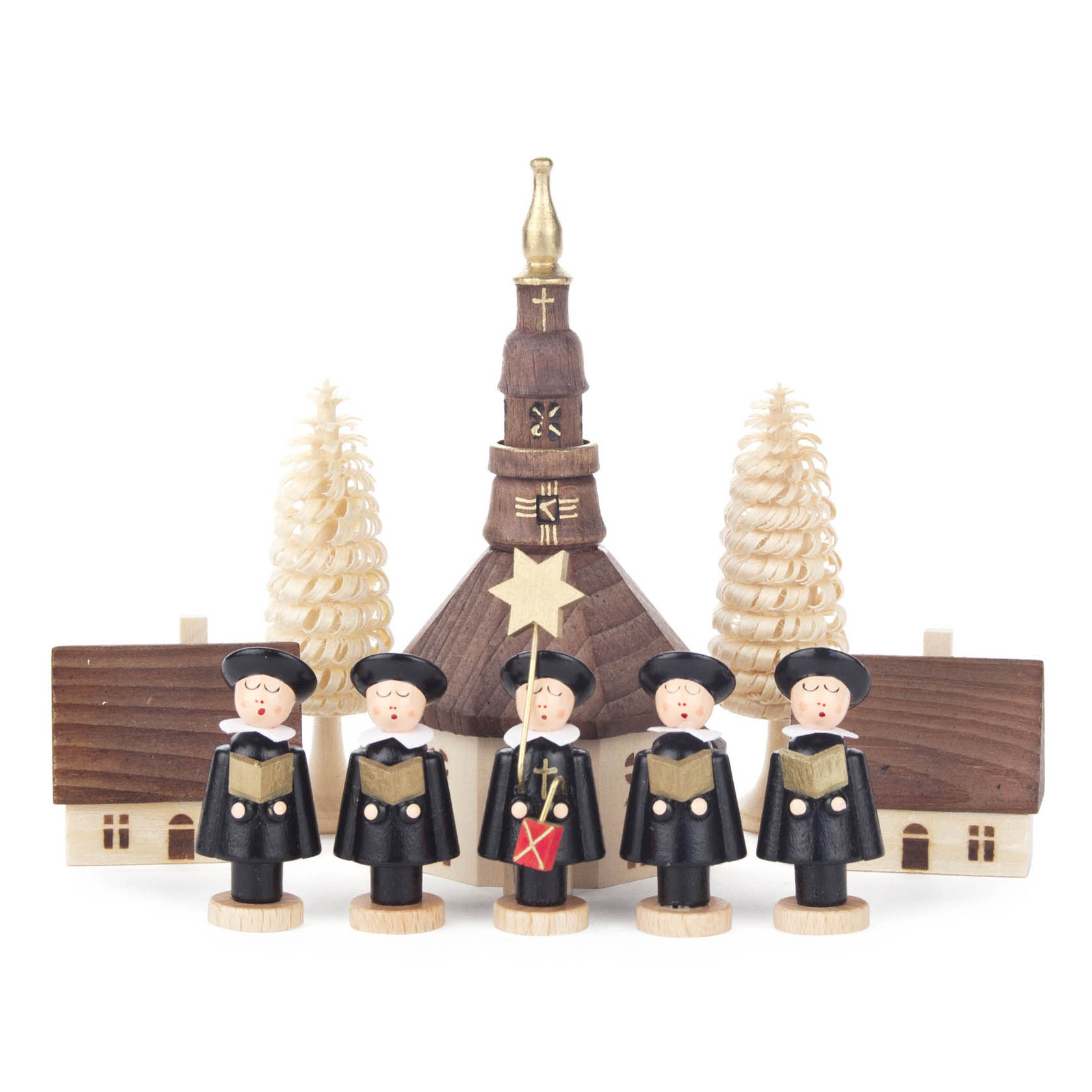 Fünf geschnitzte schwarze Kurrende-Figuren, alle in traditioneller Kleidung, stehen vor einer kleinen, dekorativen Holzkirche und zwei Bäumen. im Dregeno Online Shop günstig kaufen