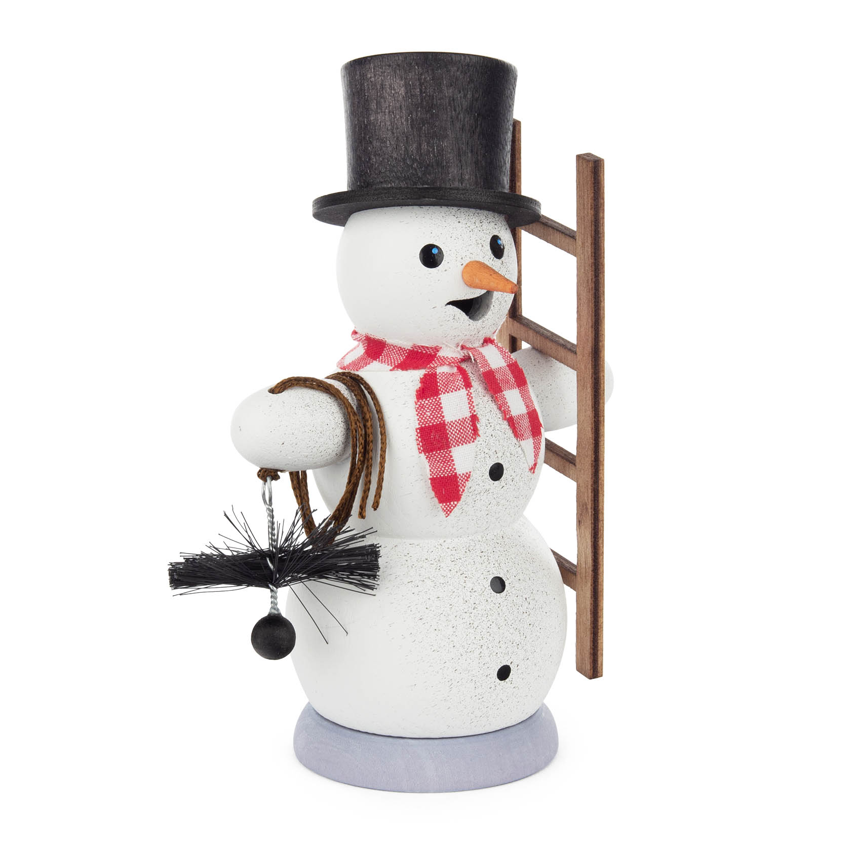 Ein Räuchermann in Form eines Schneemanns, der als Schornsteinfeger verkleidet ist. Er trägt einen schwarzen Zylinderhut, einen roten Schal und hält eine Leiter sowie eine Bürste. im Dregeno Online Shop günstig kaufen
