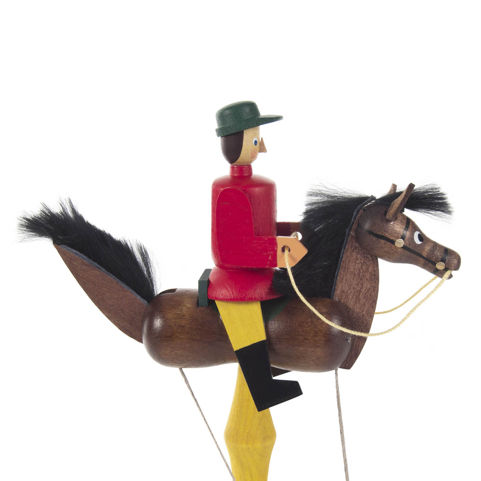 Pendelreiter-Figur in rotem Mantel auf schwarzem Pferd, stilisiert aus Holz, mit grüner Mütze und gelben Beinen.
