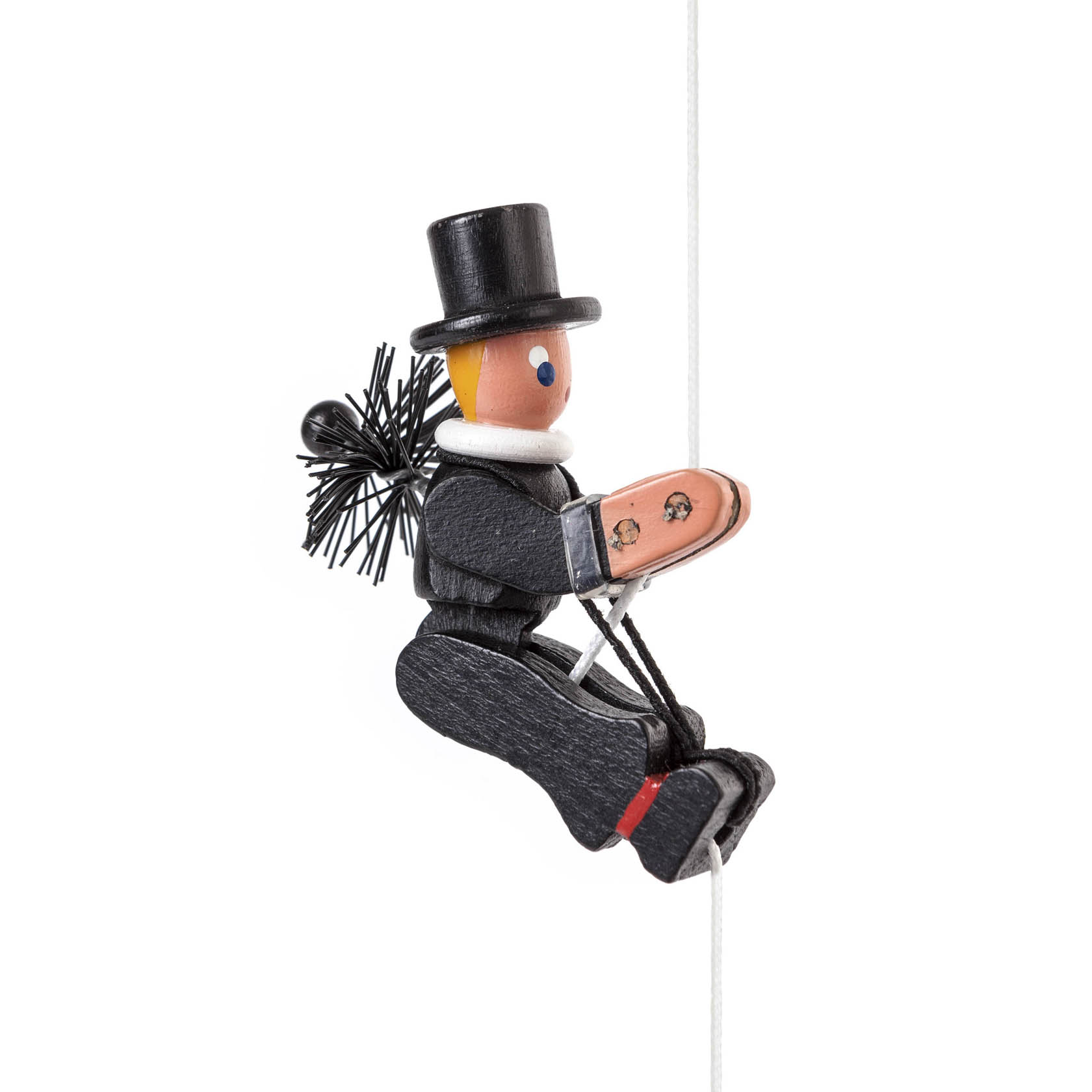 Eine Holzfigur eines Schornsteinfegers mit schwarzem Zylinder, Schleife und Besen, die an einem weißen Seil klettert. im Dregeno Online Shop günstig kaufen