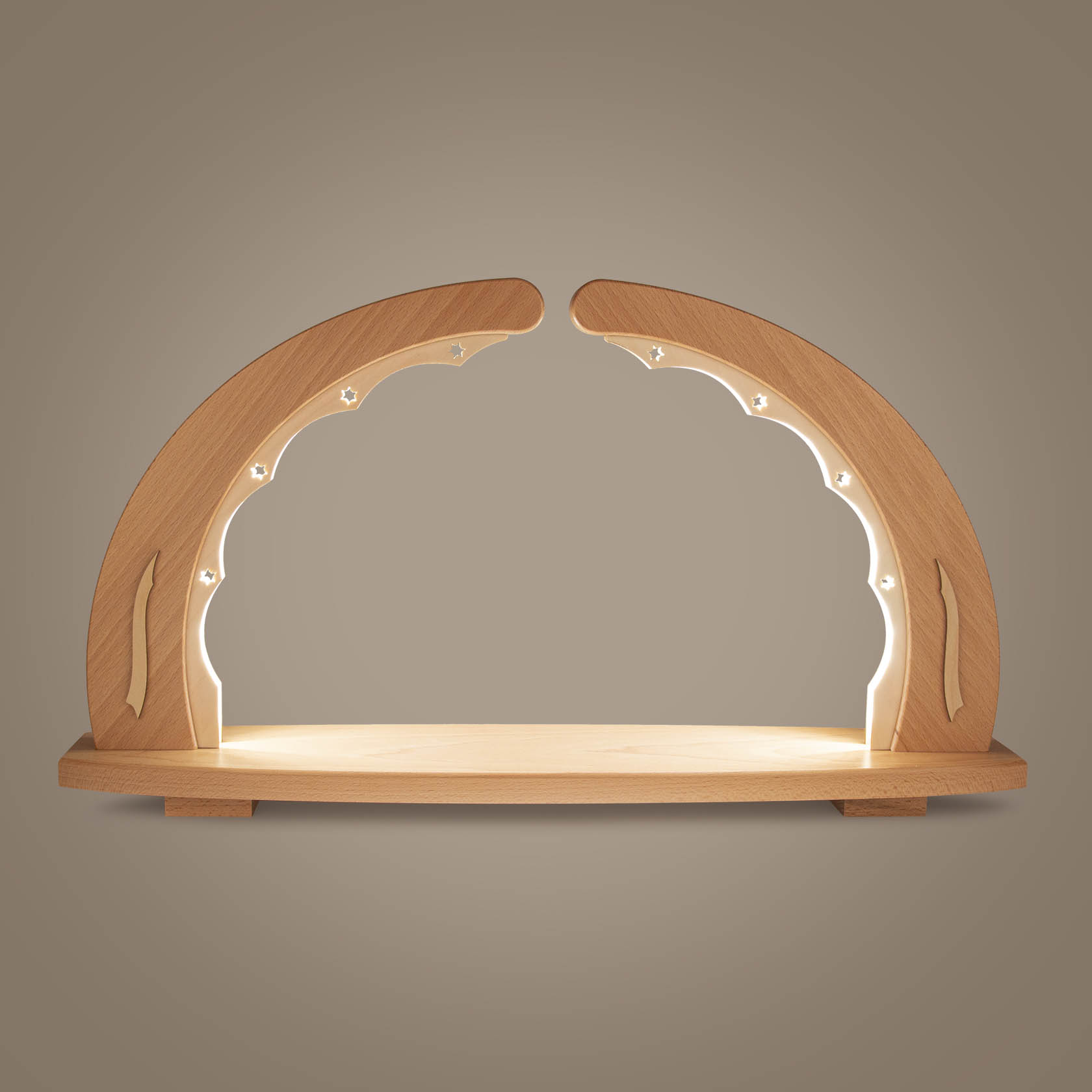Ein unbestückter Schwibbogen aus Holz mit LED-Beleuchtung, die indirekt auf die Bögen scheint.