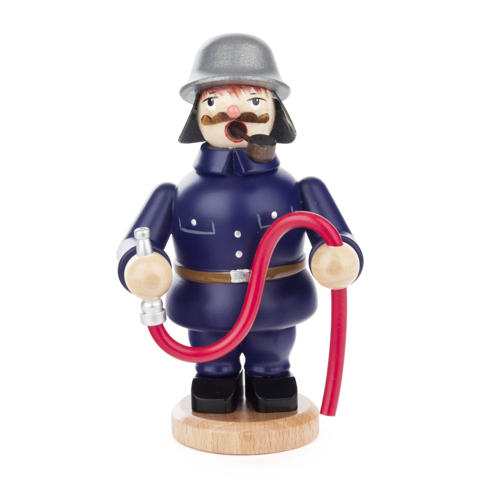 Mini-Räuchermann in Feuerwehrmann-Uniform mit Helm und schwarzem Schnurrbart, hält einen roten Feuerwehrschlauch.