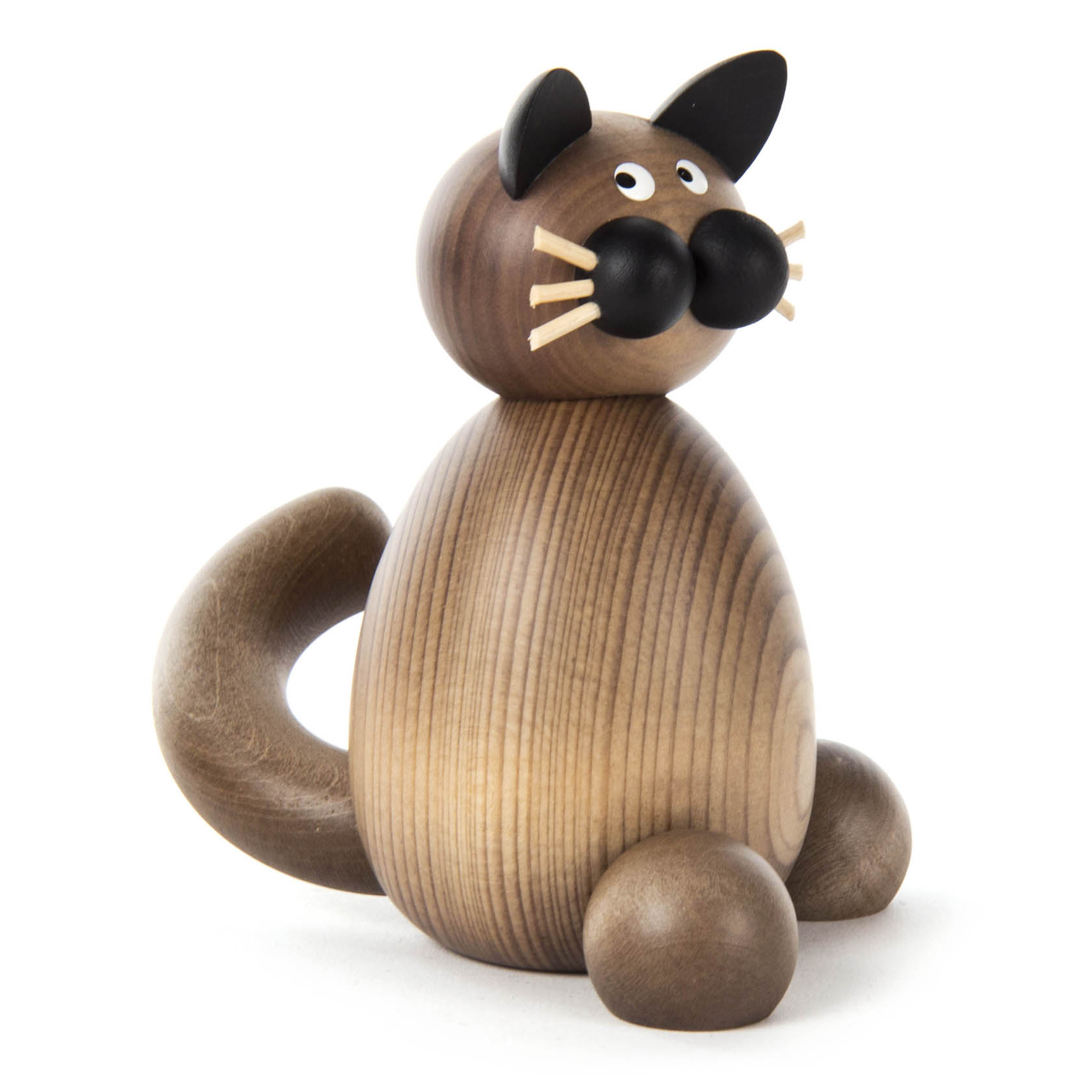 Holzfigur einer sitzenden Katze mit großem, rundlichen Körper. Die Figur ist grau-braun gestreift, hat schwarze Ohren, Augen und Schnurrhaare. im Dregeno Online Shop günstig kaufen