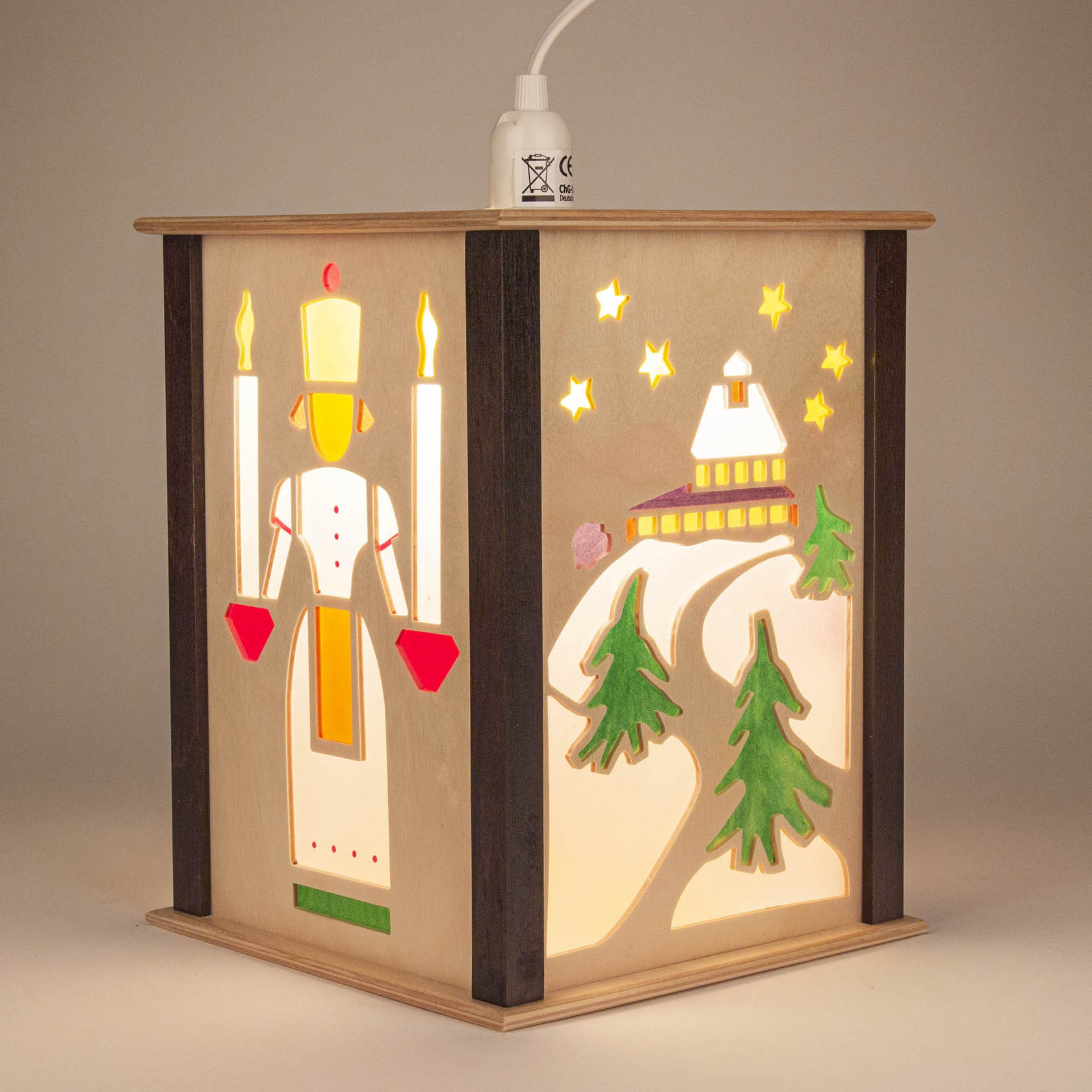 Dekorative Holzlaterne mit Motiven einer Seiffener Kirche und einem farbigen Lichterengel aus dem Erzgebirge, erleuchtet von innen.