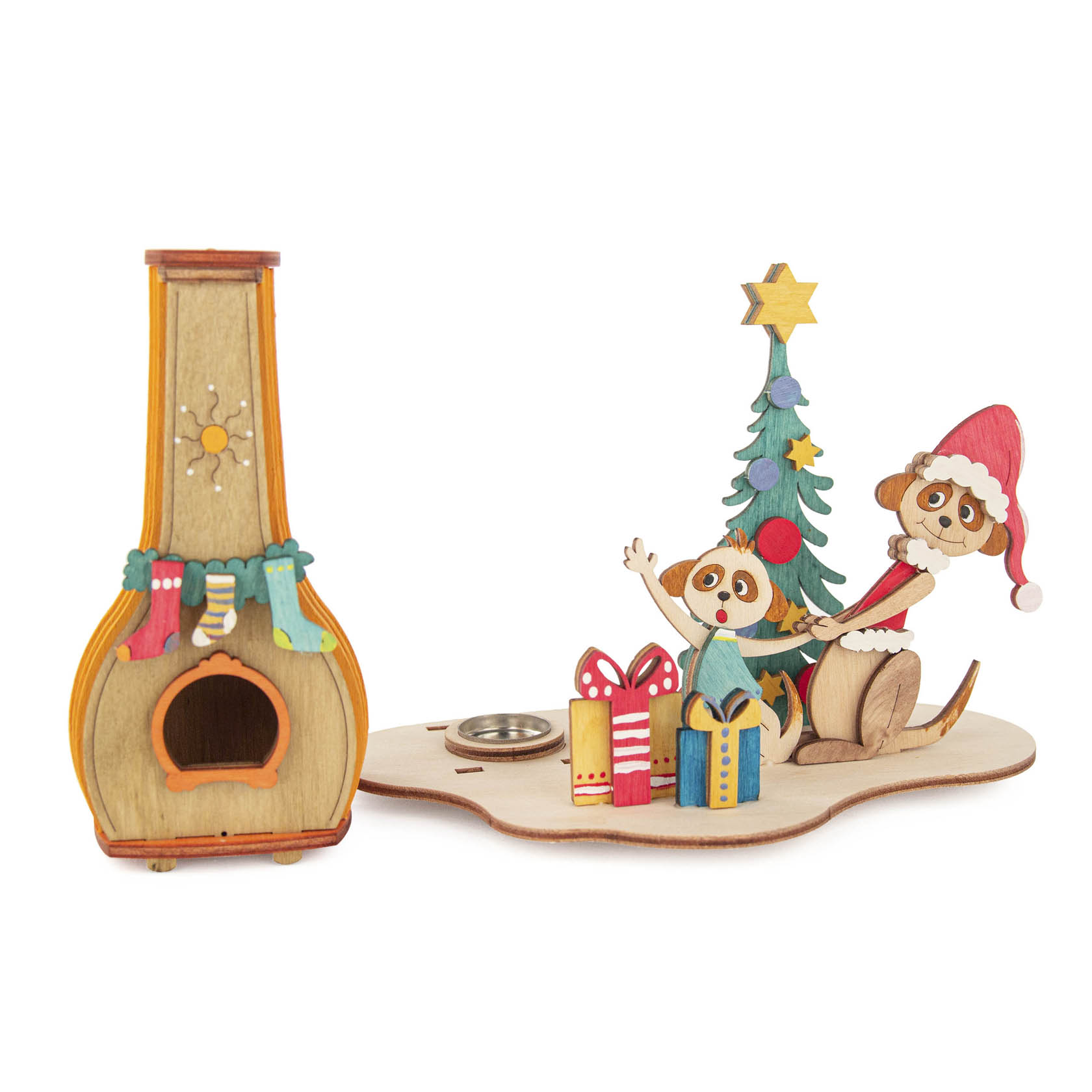 Dekoratives Bastelset eines Räucherofens mit Erdmännchen, Weihnachtsbaum, Geschenken und Räucherkamin in Form eines Schornsteins mit Socken.