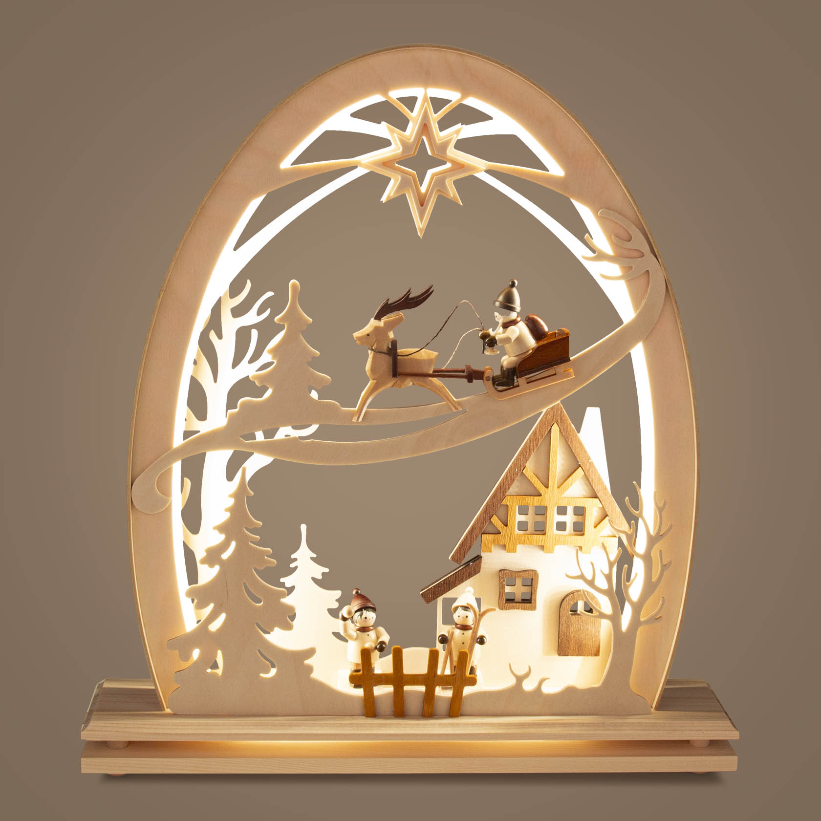 Erzgebirgsbogen aus Holz, elektrisch beleuchtet mit LED, zeigt Nikolaus auf einem Schlitten mit Rentier, im Hintergrund ein Haus und Tannenbäume.