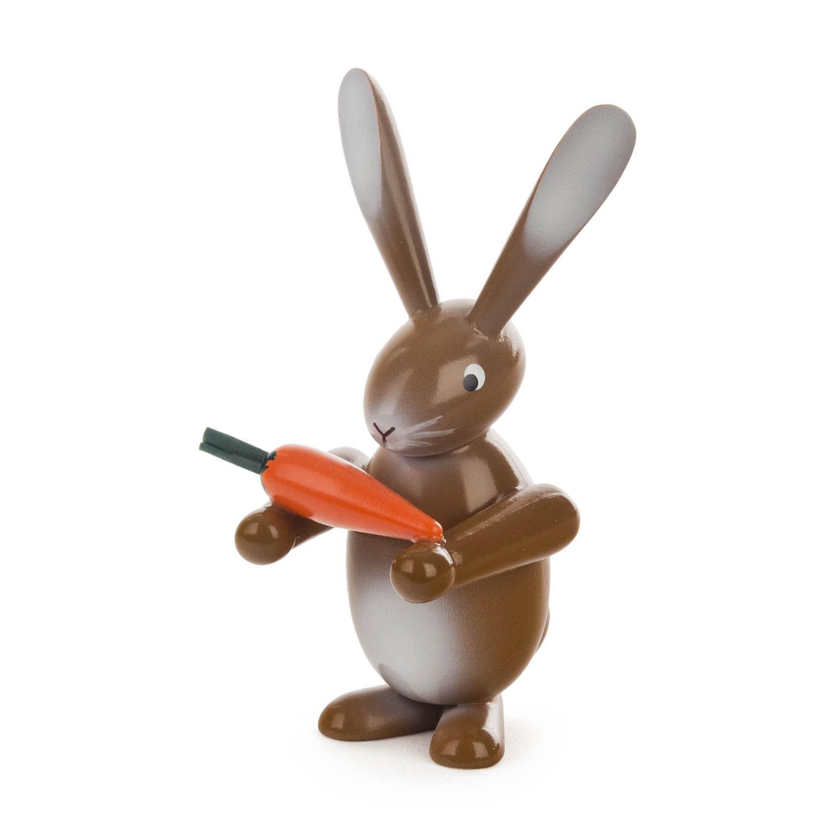 Braune Hasenfigur steht aufrecht, hält eine orangefarbene Möhre mit grünen Blättern in den Pfoten. im Dregeno Online Shop günstig kaufen