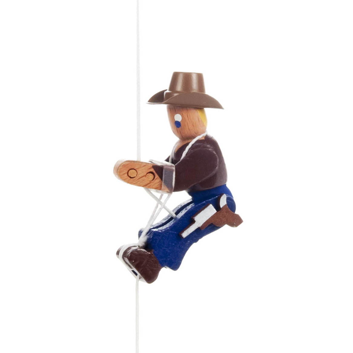 Holzfigur eines Cowboys, der an einem Seil klettert. Er trägt einen braunen Hut, eine braune Jacke und blaue Hosen, mit einer Axt im Gürtel. im Dregeno Online Shop günstig kaufen
