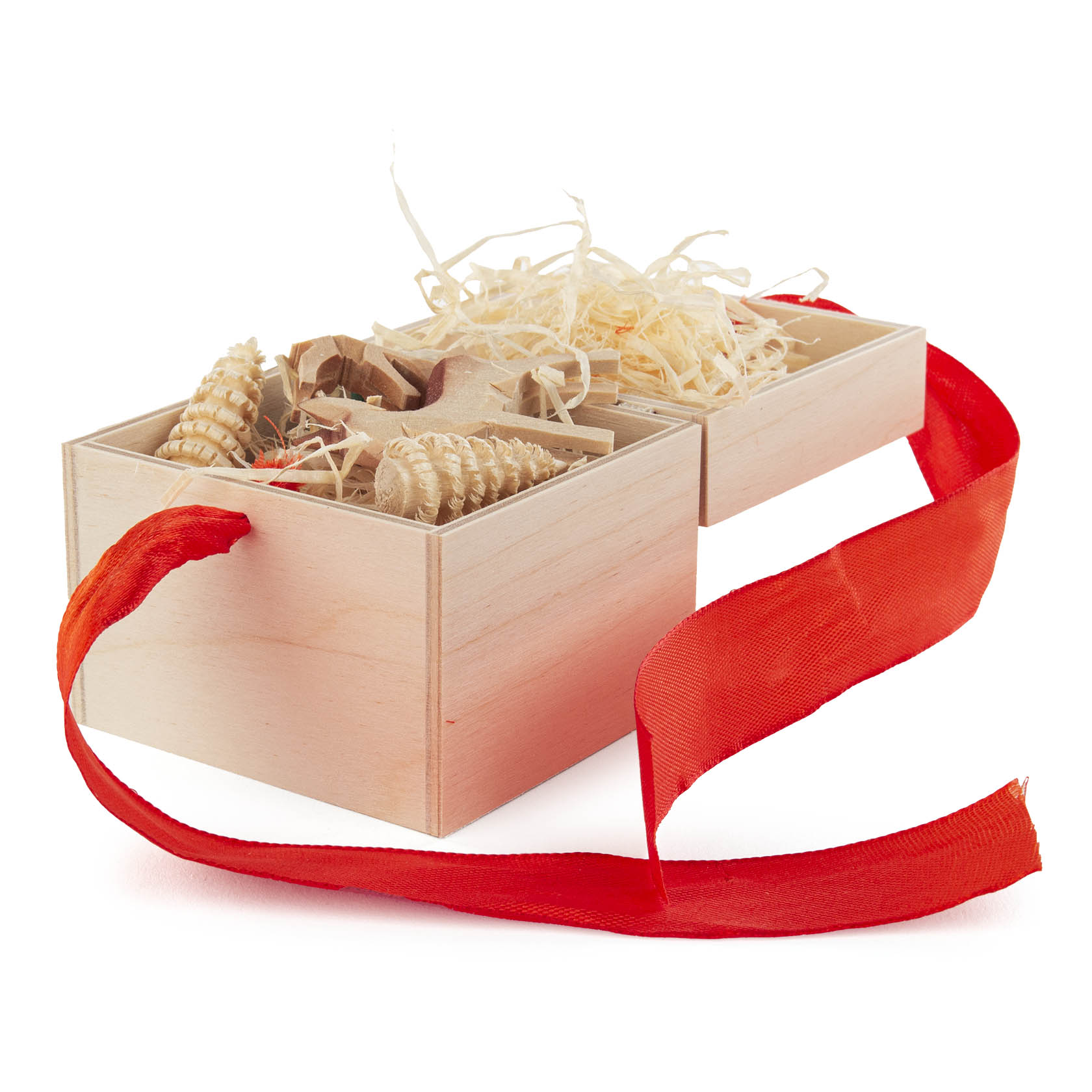 Holzfigurensatz mit Weihnachtsmann im roten Mantel, der eine Laterne hält, ein Schlitten mit Geschenken und zwei geschnitzten Rehen.