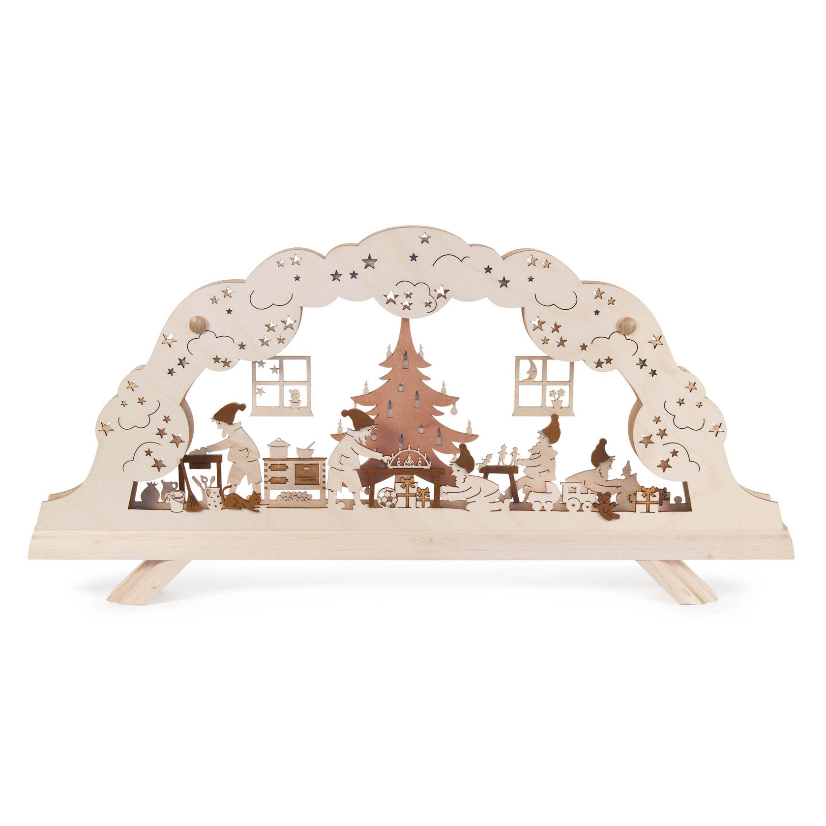 Ein Schwibbogen mit dem Motiv einer Wichtelwerkstatt. Mehrere Wichtel arbeiten um einen Weihnachtsbaum herum, schneiden Holz und verpacken Geschenke. im Dregeno Online Shop günstig kaufen