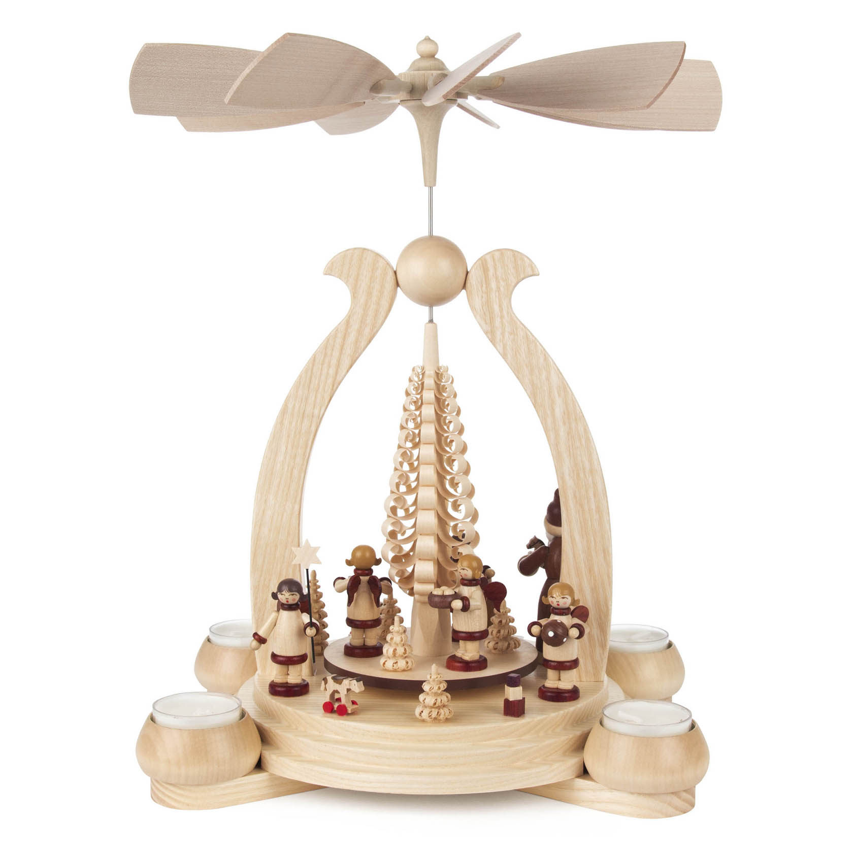 Eine helle Holzpyramide mit vier Teelichthaltern, oben ein Propeller, darunter Figuren: Engel, dekorativer Baum und Geschenke.