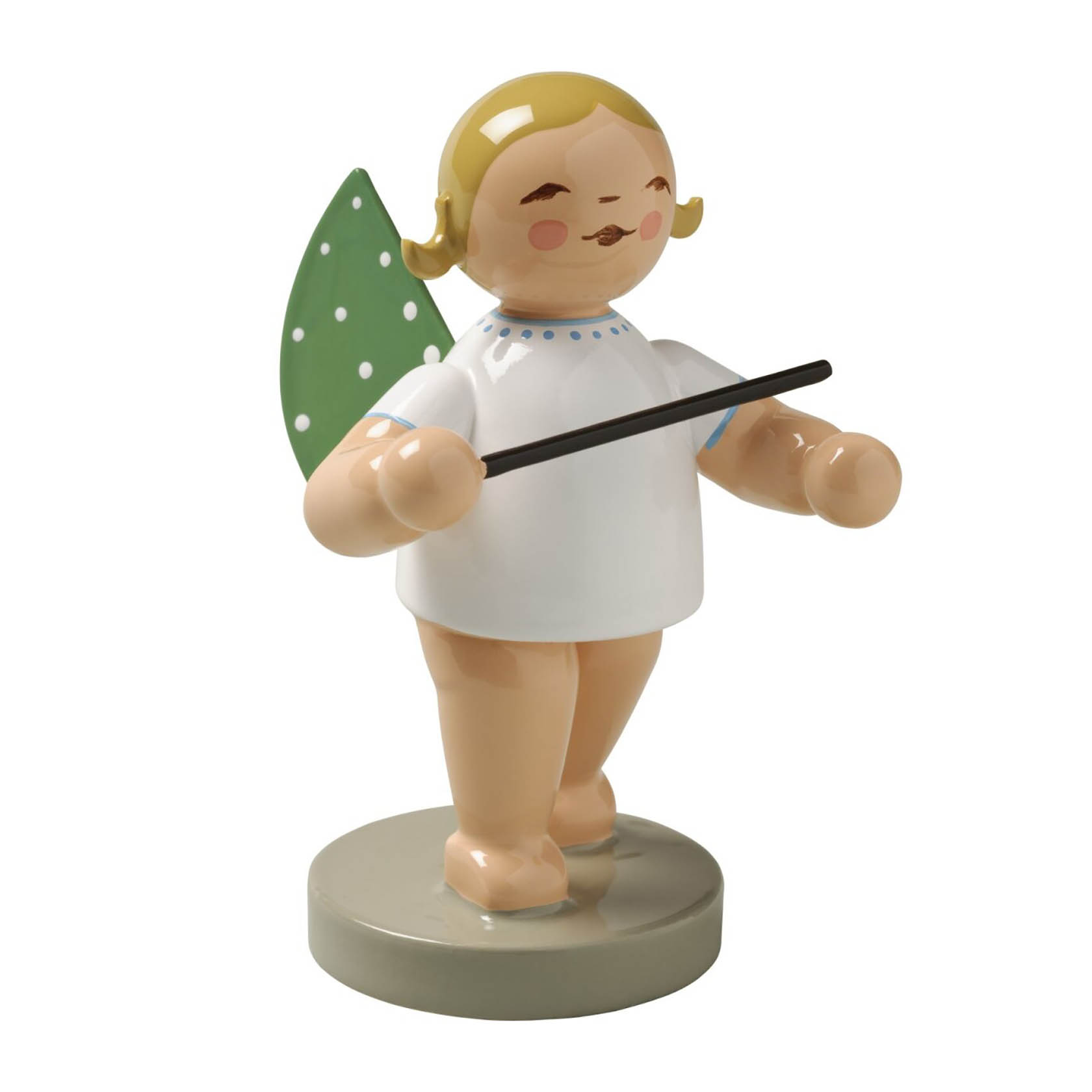 Figur eines Engels mit grünen Flügeln und weißen Punkten, die einen schwarzen Taktstock in der Hand hält. im Dregeno Online Shop günstig kaufen