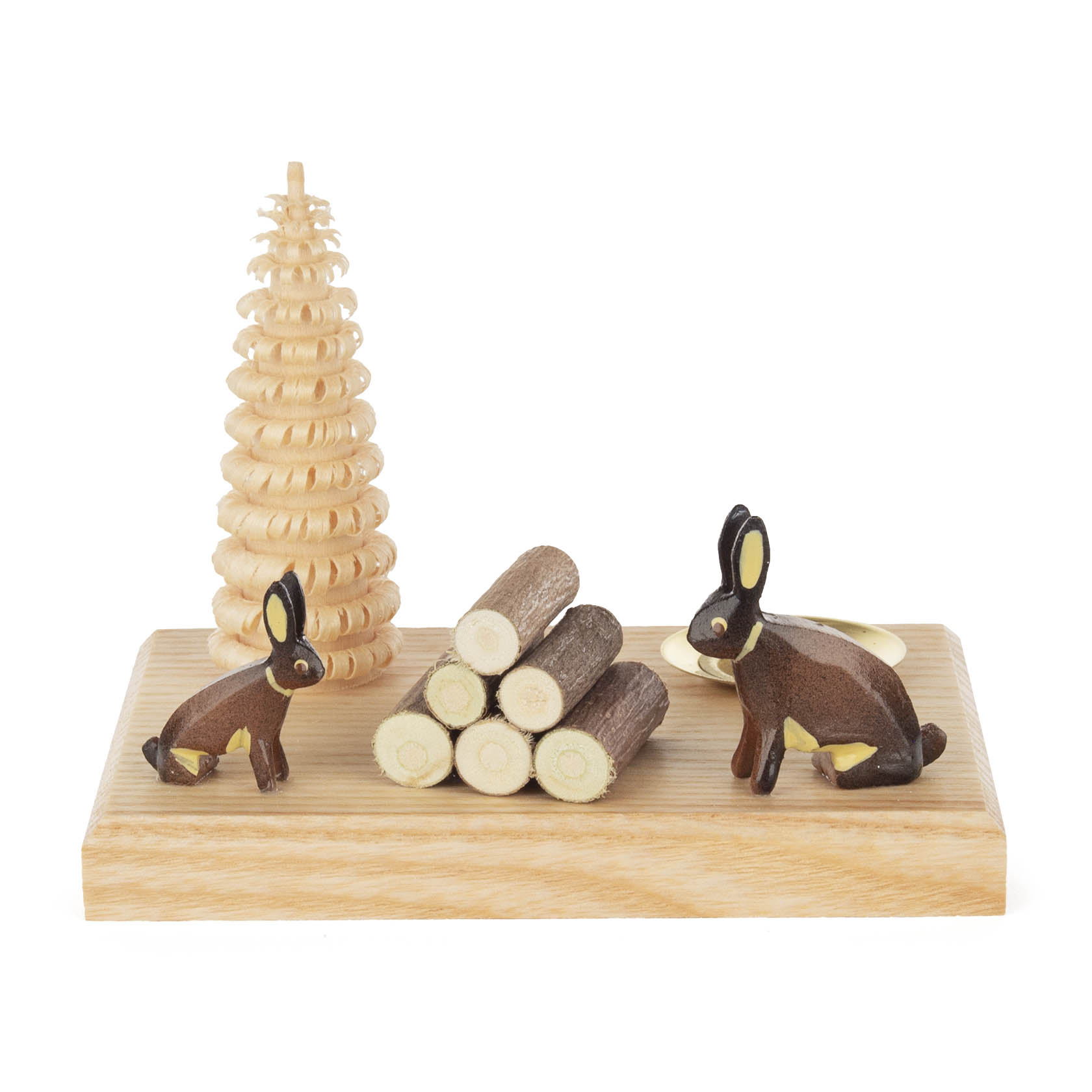 Holzkerzenhalter mit zwei Hasenfiguren, einer hohen Baumattrappe aus Wabenstruktur und einem Stapel Baumstämme. Für Kerze d=14mm. im Dregeno Online Shop günstig kaufen