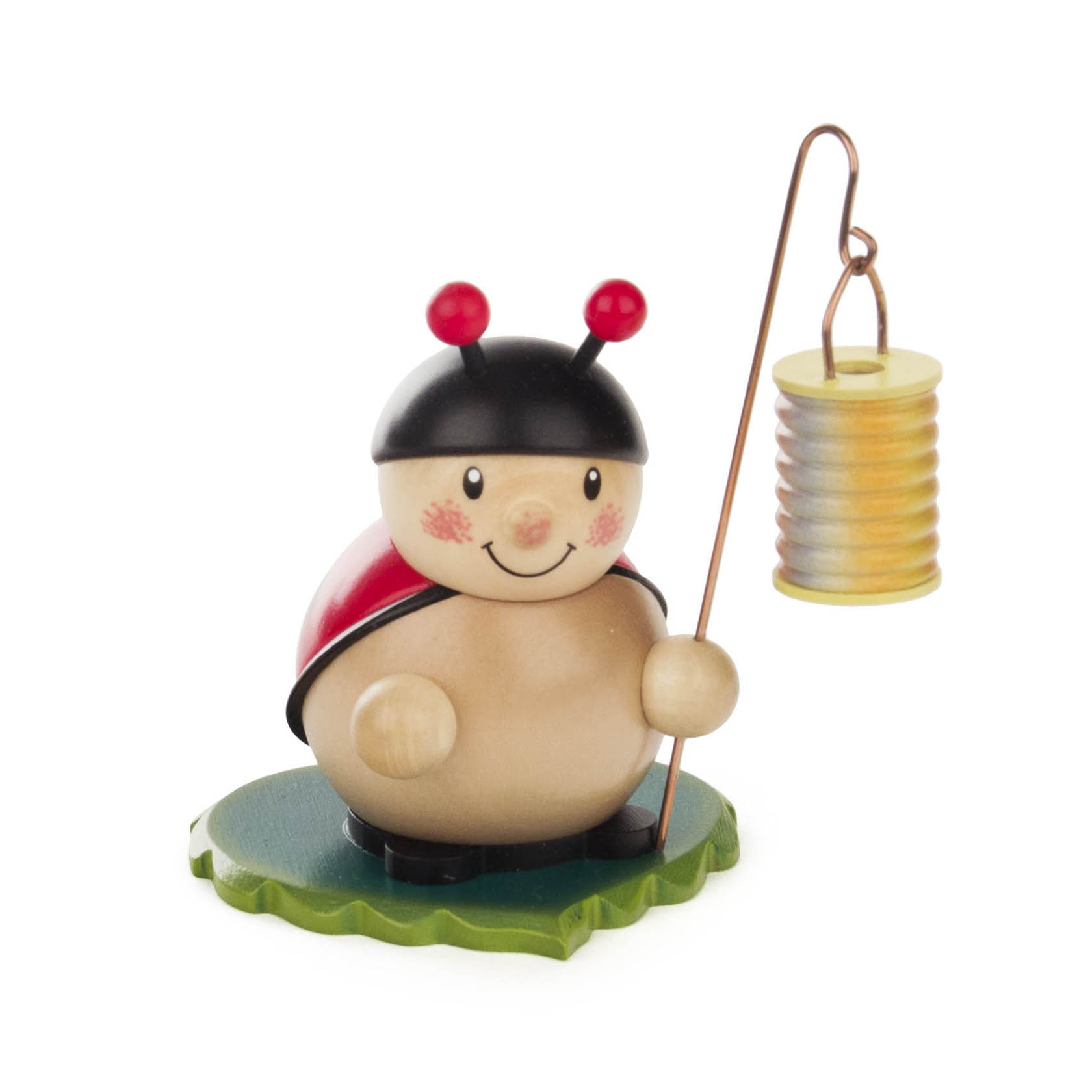 Ein lächelnder, runder Holzmarienkäfer mit rotem Rücken und schwarzen Punkten hält einen kleinen Lampion an einem Stab. im Dregeno Online Shop günstig kaufen
