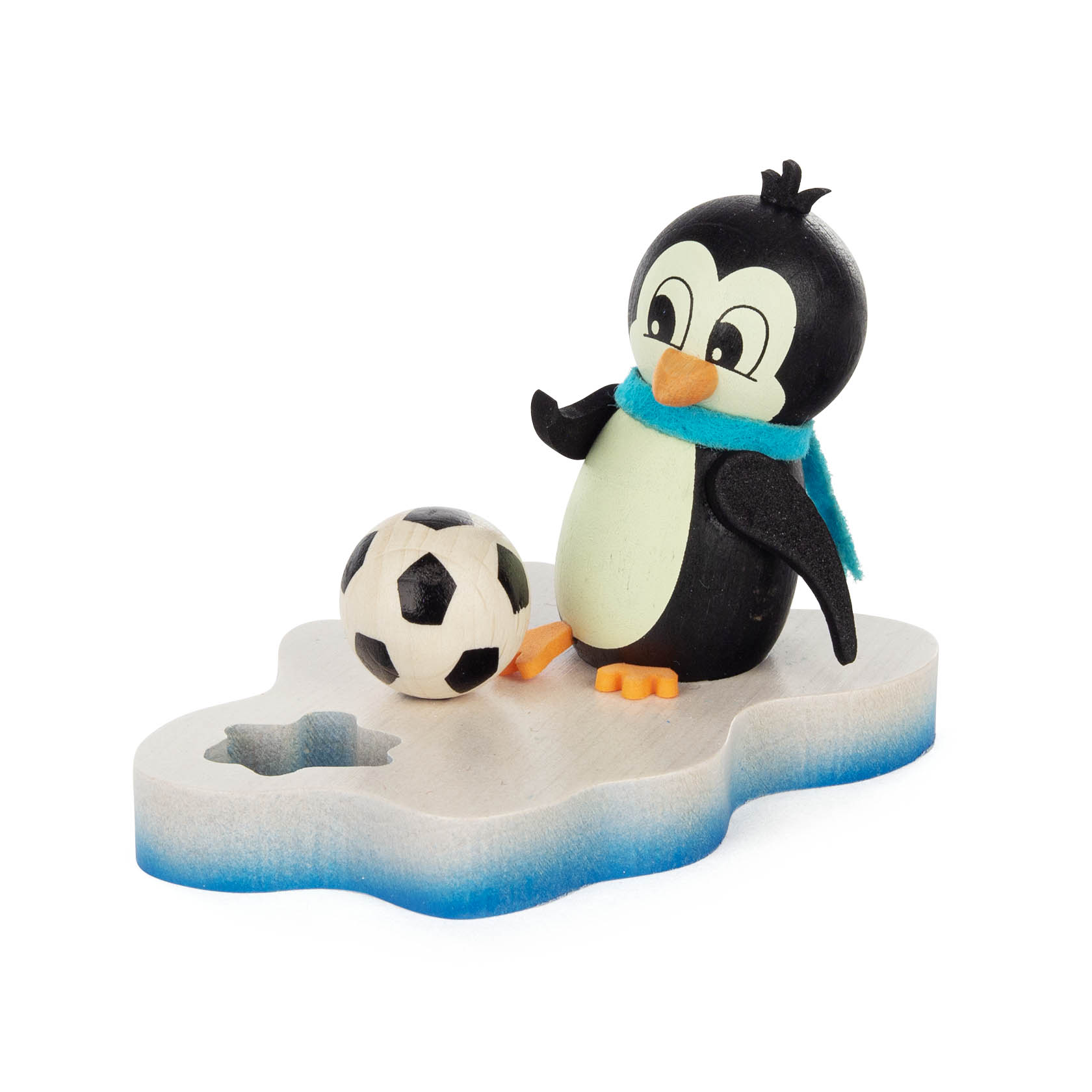 Ein kleiner, lächelnder Pinguin steht auf einer Eisscholle neben einem Fußall. Der Pinguin trägt einen blauen Schal. im Dregeno Online Shop günstig kaufen