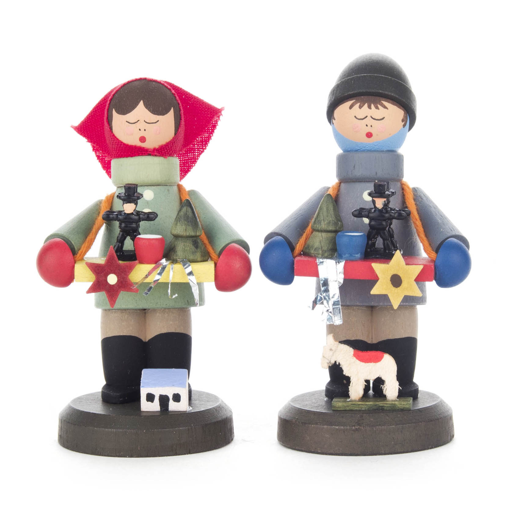 Zwei bemalte, aus Holz gefertigte Striezelkinder-Figuren, ein Mädchen mit rotem Kopftuch und ein Junge mit Mütze, tragen Tabletts mit kleinen Figuren. im Dregeno Online Shop günstig kaufen