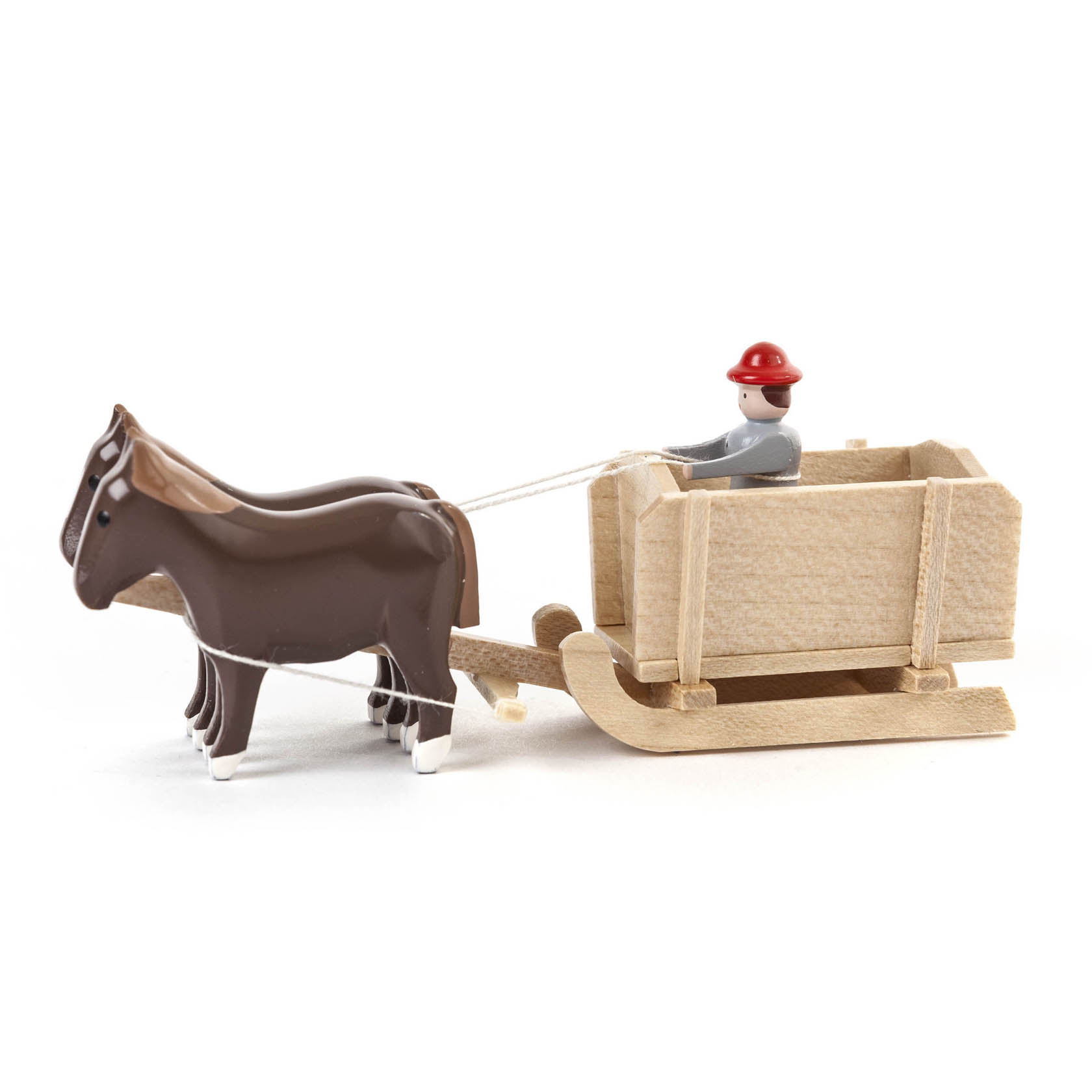 Ein Gespann aus zwei braunen Holzpferden zieht einen hölzernen Kastenschlitten. Auf dem Schlitten sitzt eine Figur mit einem roten Helm. im Dregeno Online Shop günstig kaufen