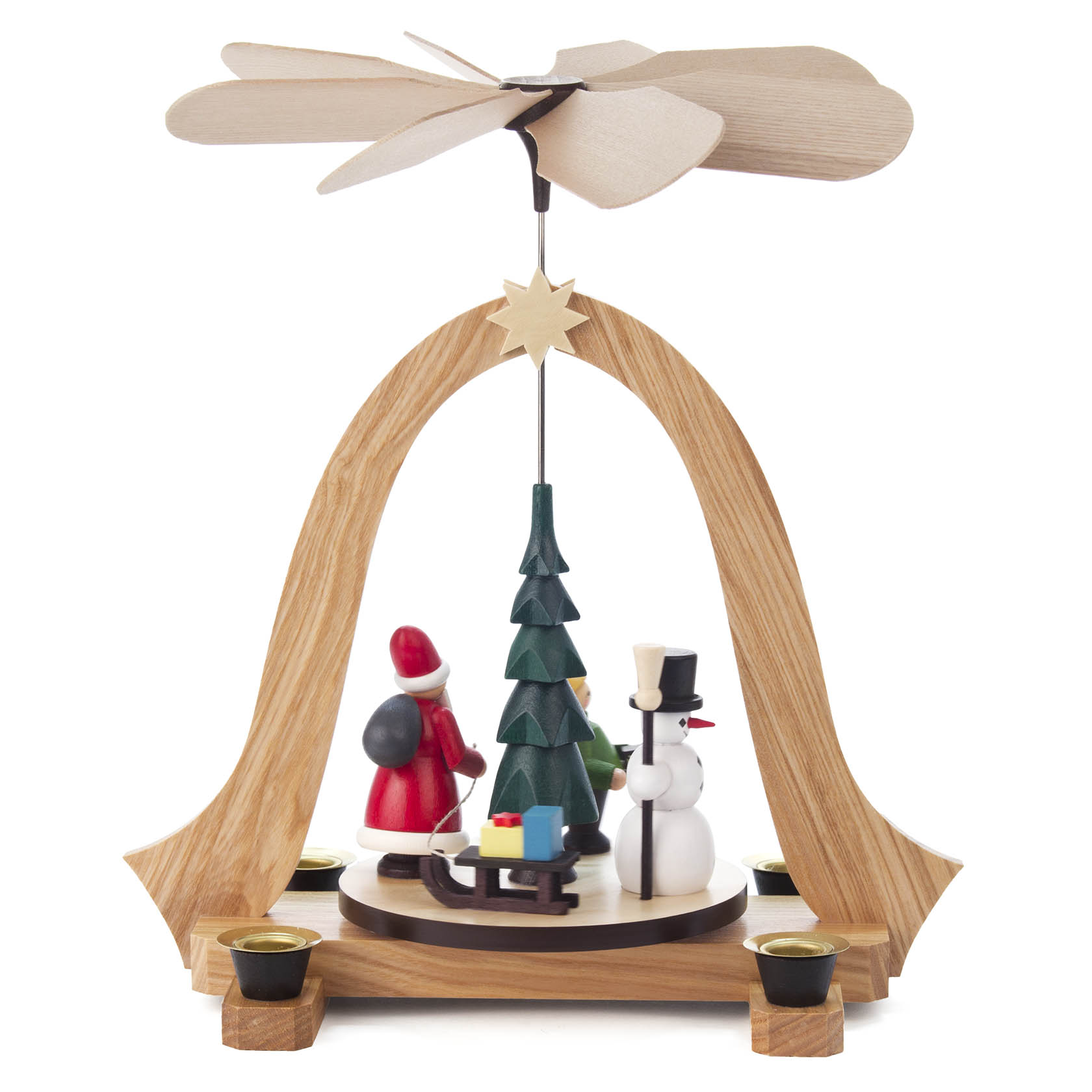 Holzpyramide mit Weihnachtsszene, einschließlich Weihnachtsmann, Schneemann und Weihnachtsbaum, angetrieben von vier Kerzen.