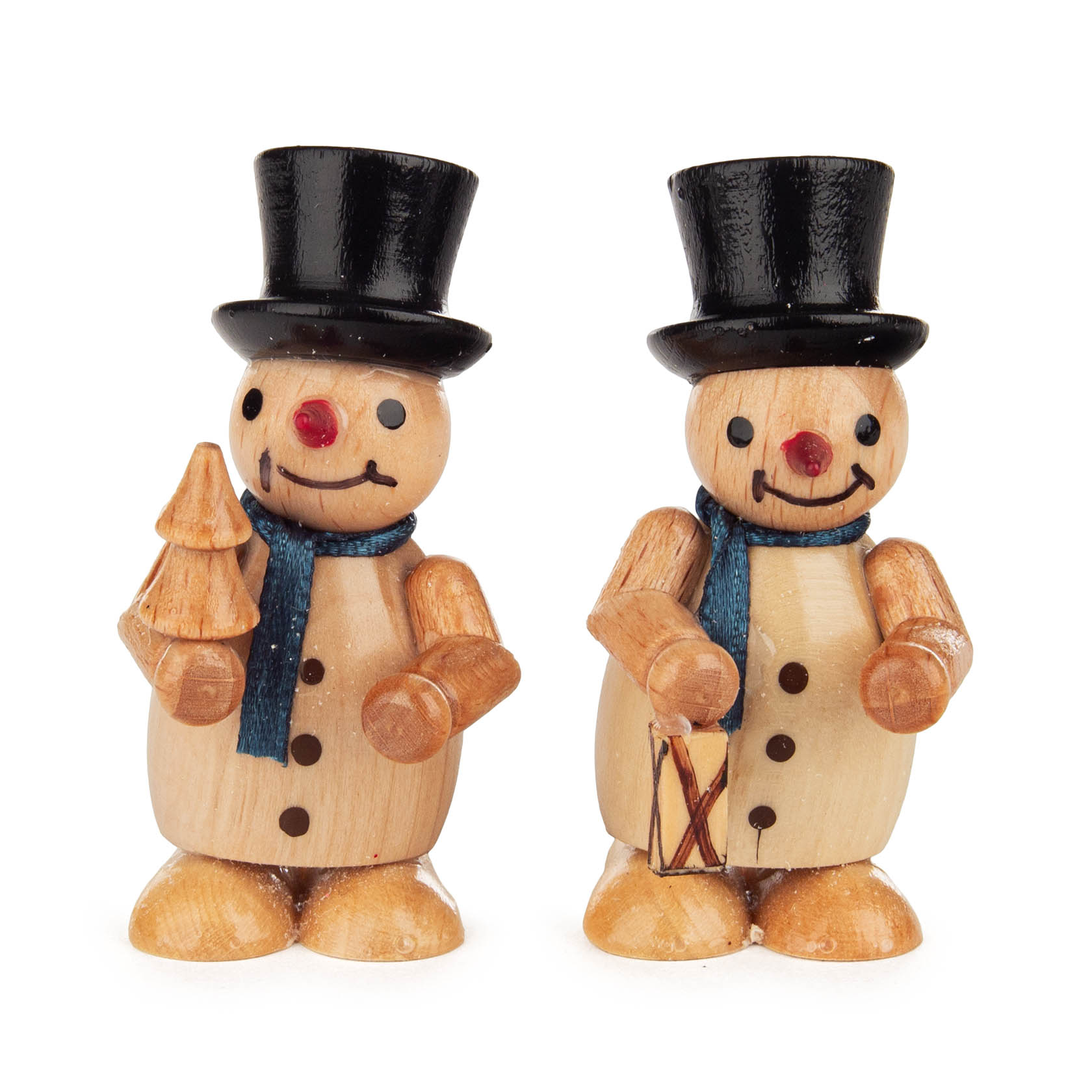 Zwei handgefertigte Holzschneemänner mit schwarzen Zylindern. Einer hält eine Laterne, der andere einen kleinen weißen Baum. im Dregeno Online Shop günstig kaufen