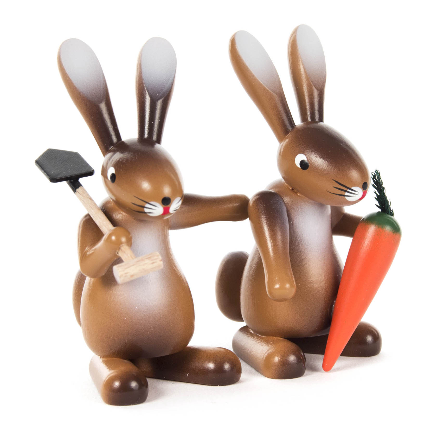 Zwei Holzhasenfiguren. Einer hält eine Möhre, der andere eine Schaufel. im Dregeno Online Shop günstig kaufen
