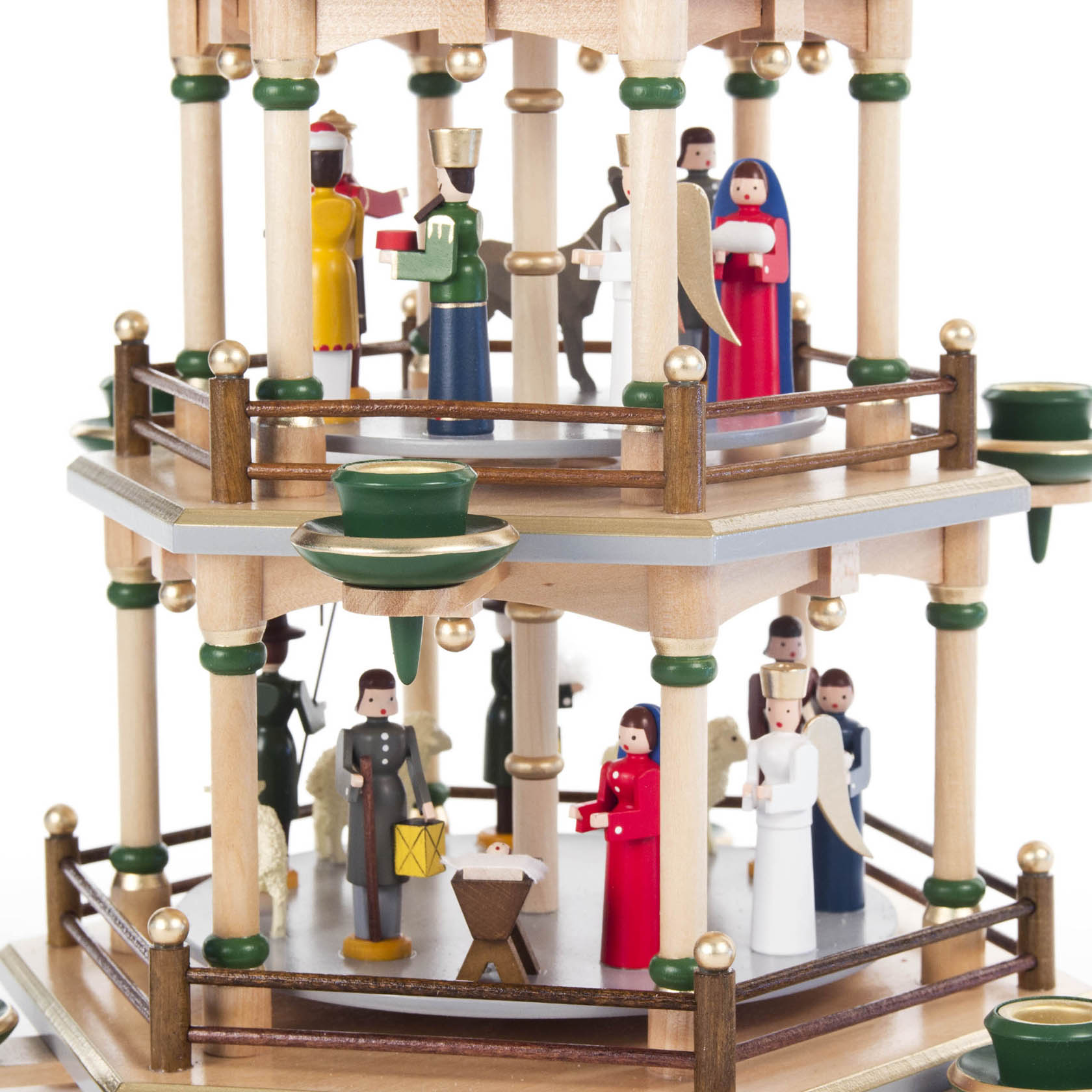 Eine dreistöckige Holzpyramide mit Figuren der Weihnachtsgeschichte, einschließlich Maria, Josef, Jesuskind und den Heiligen Drei Königen.