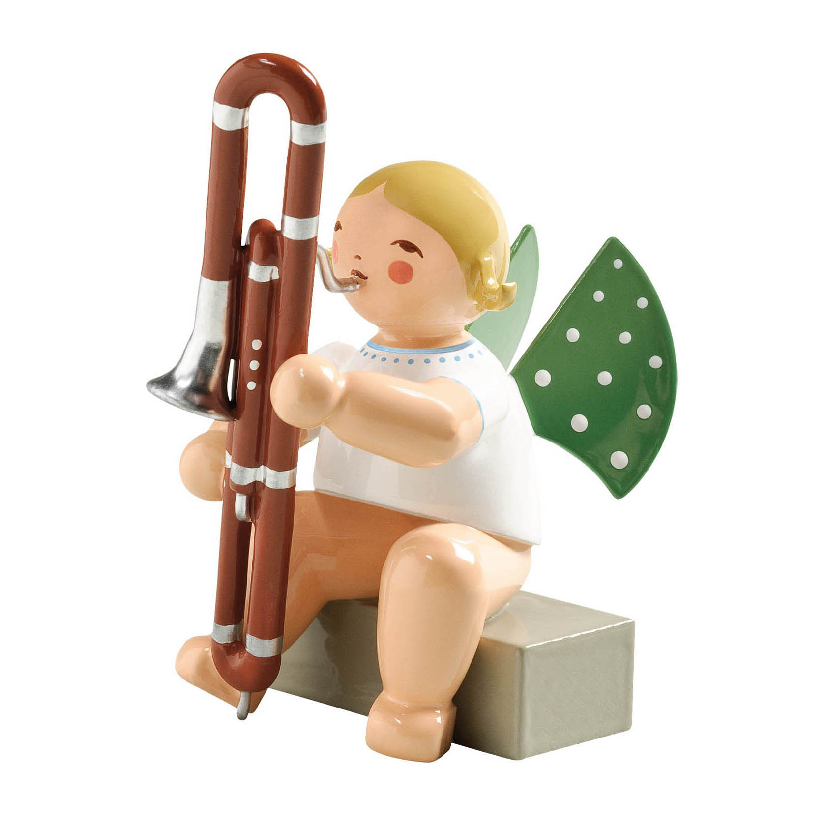 Ein sitzender Engel mit blondem Haar spielt ein Kontrafagott. Der Engel trägt grüne Flügel mit weißen Punkten und sitzt auf einem kleinen Sockel. im Dregeno Online Shop günstig kaufen