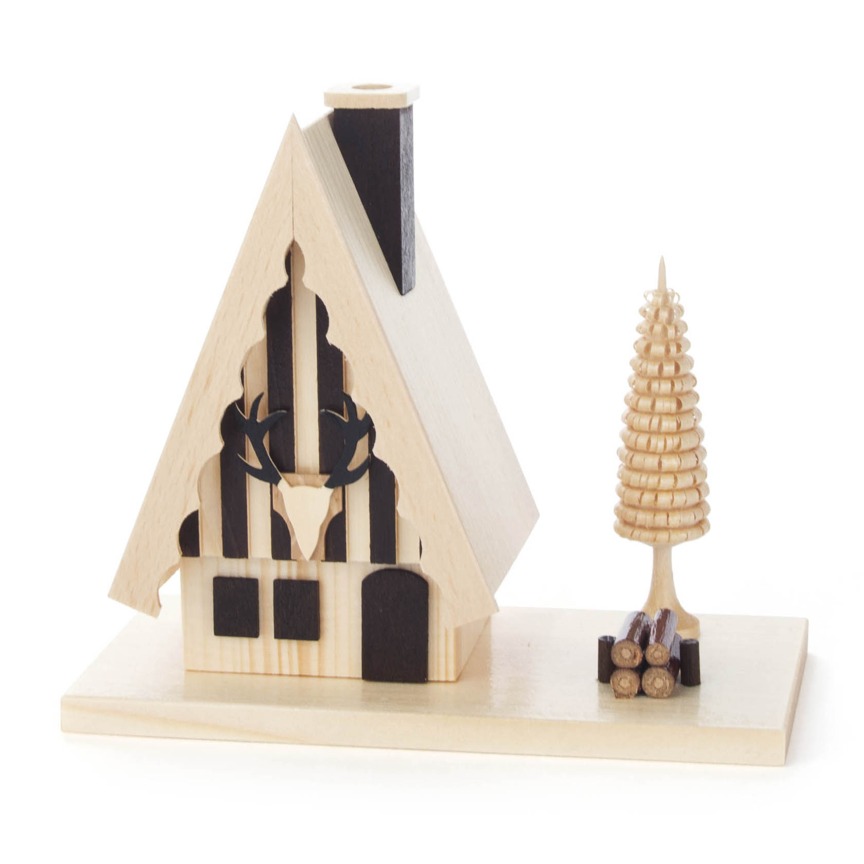 Holzräucherhaus in Form einer Jagdhütte mit Hirschgeweih und Baumdeko daneben. im Dregeno Online Shop günstig kaufen