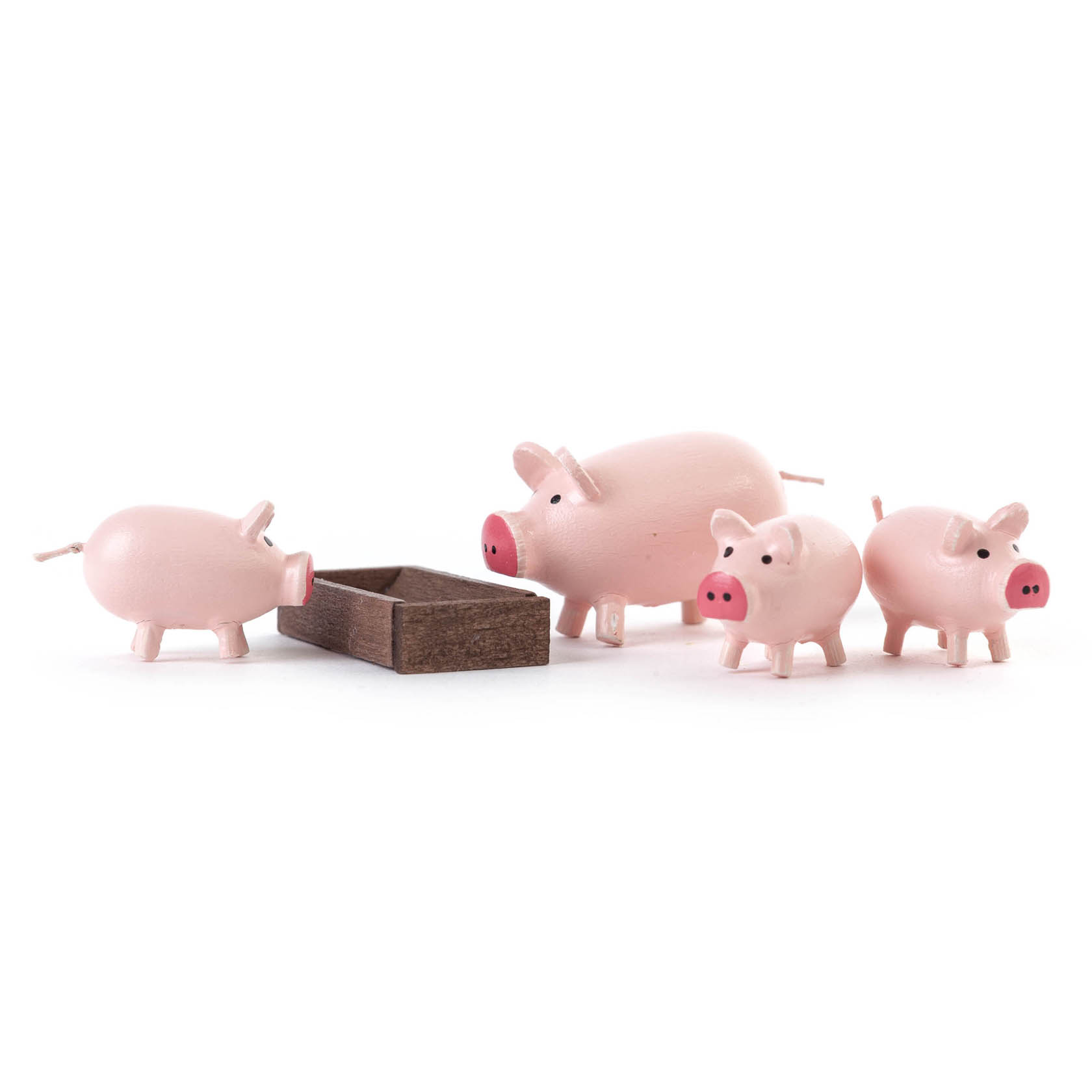 Eine Schweinefamilie aus Holzfiguren, bestehend aus zwei Erwachsenen und drei Ferkeln, steht neben einem leeren rechteckigen Holztrog. im Dregeno Online Shop günstig kaufen