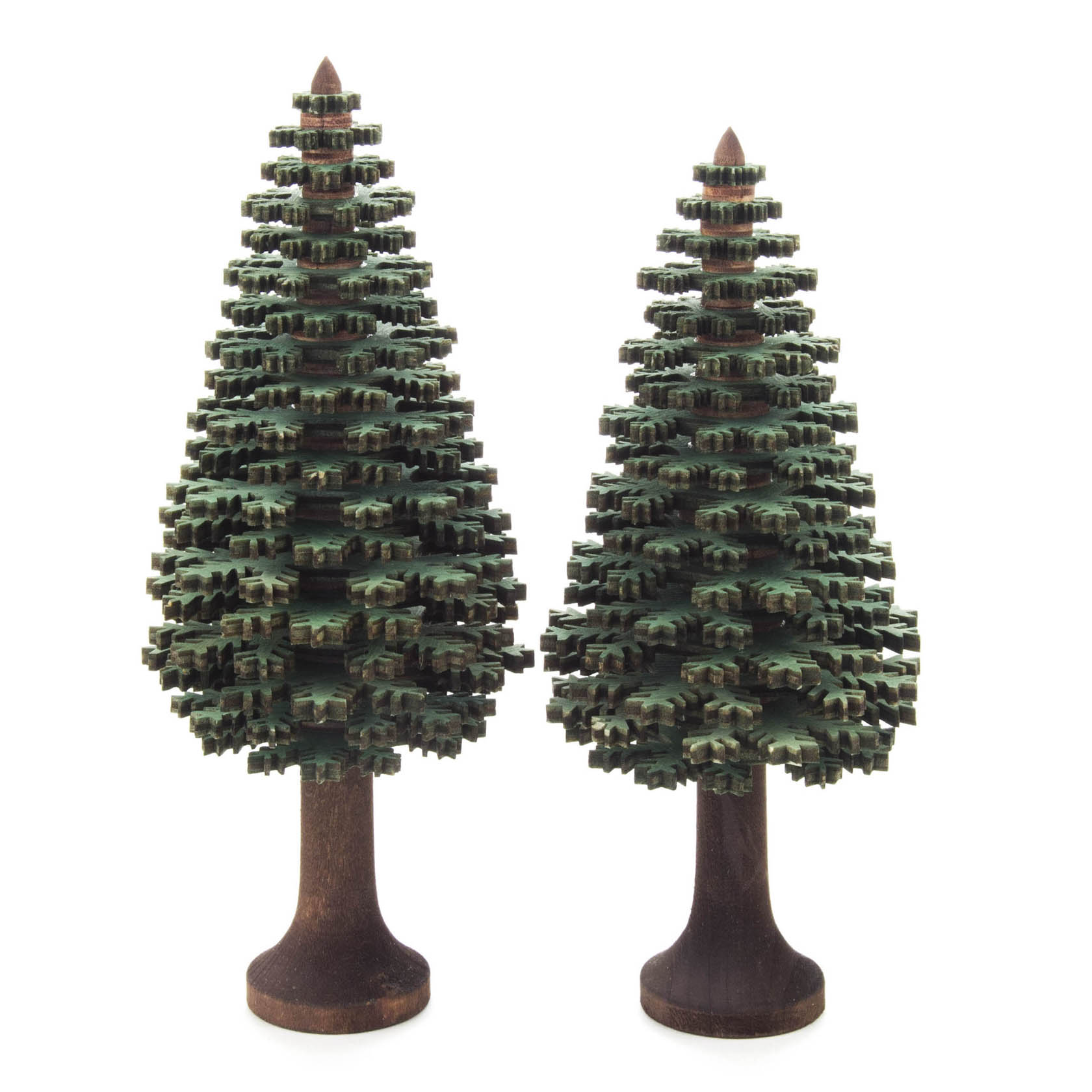 Zwei dekorative Nadelbäume aus Holz, einer 13 cm und der andere 14 cm hoch, lackiert in unterschiedlichen Grüntönen. im Dregeno Online Shop günstig kaufen