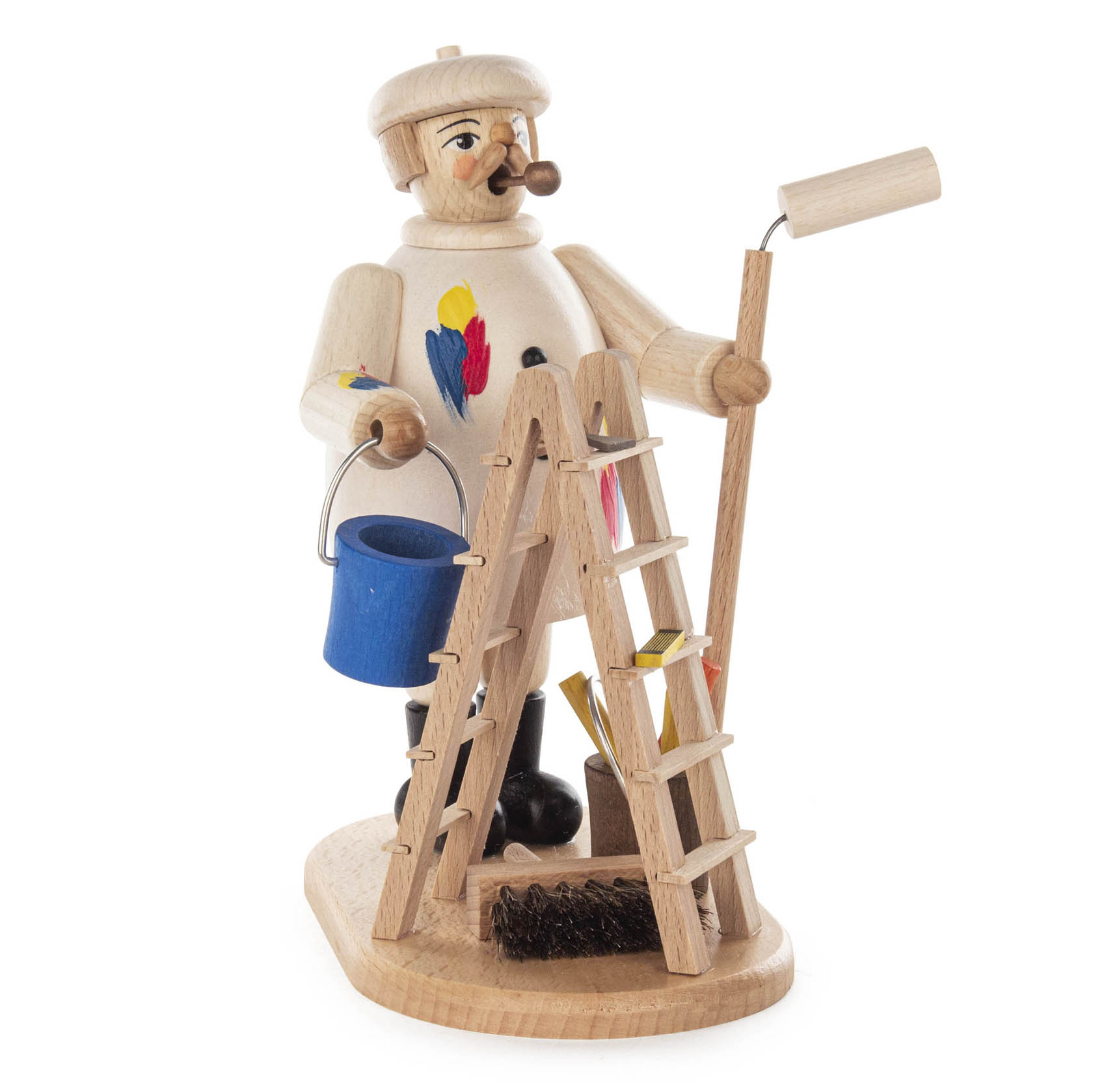 Ein handgefertigter Räuchermann in der Gestalt eines Malers. Er trägt eine weiße Mütze, hält einen blauen Farbeimer und einen Farbroller. Eine Leiter steht daneben. im Dregeno Online Shop günstig kaufen