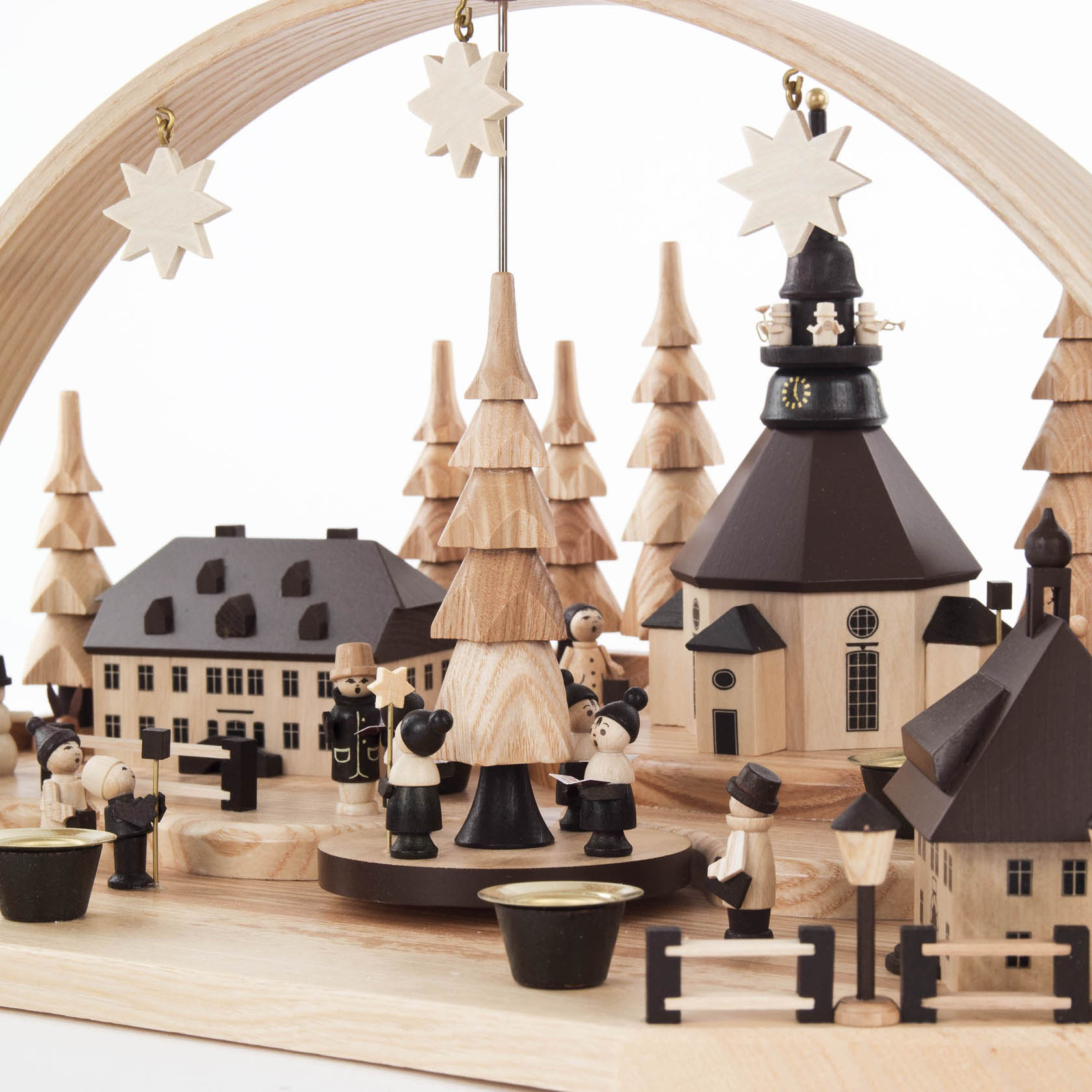 Holzschnitt eines Weihnachtsberges mit Kirche, Tannenbäumen, Figuren und zwei Teelichthaltern.