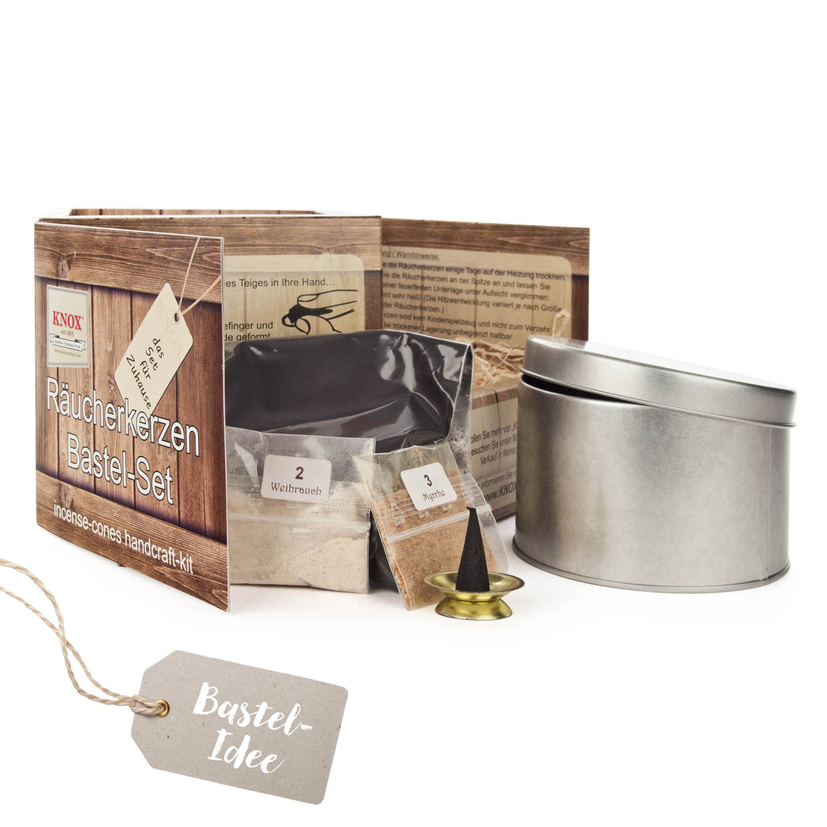 Ein KNOX Räucherkerzen-Bastelset mit einer Metallbox, einer offenen Verpackung, einem kleinen Messinghalter und Tütchen mit Zutaten zur Herstellung von Räucherkerzen. im Dregeno Online Shop günstig kaufen