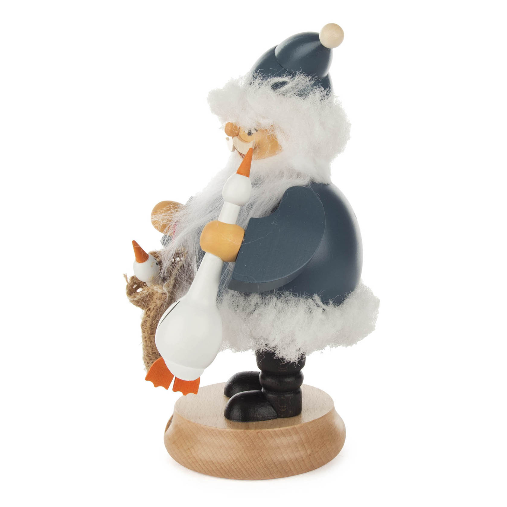 Eine handgefertigte Raucherfigur in Form eines nordischen Weihnachtsmanns in blauem Mantel, der eine weiße Gans in den Händen hält.