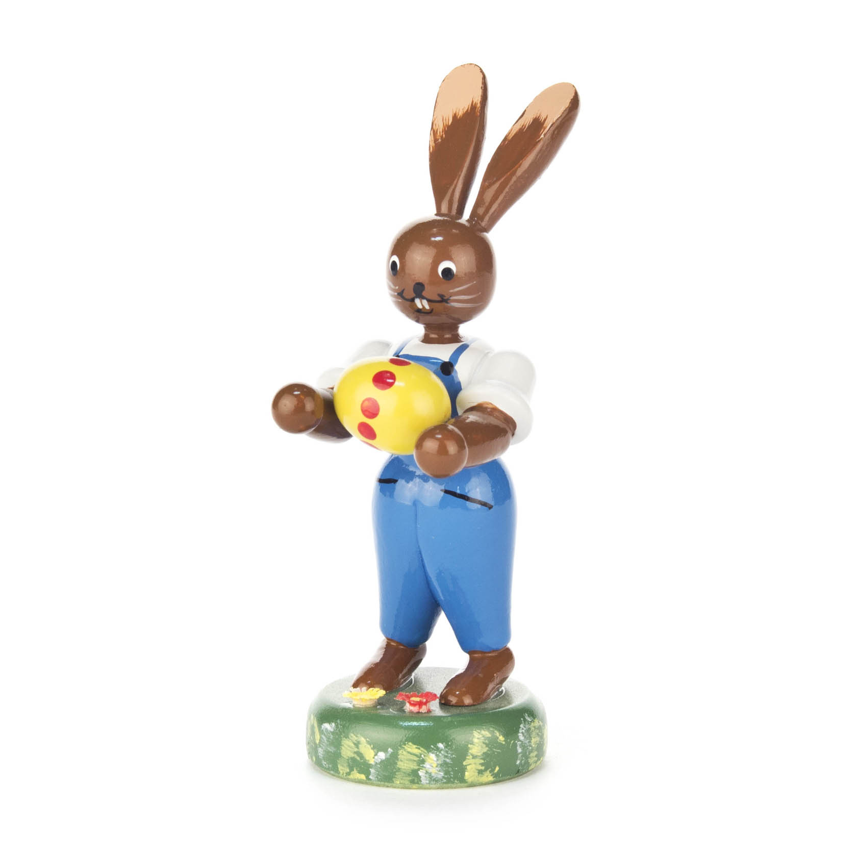 Figur eines Hasen mit blauer Latzhose, der ein gelbes Ei mit roten Punkten in den Händen hält. im Dregeno Online Shop günstig kaufen