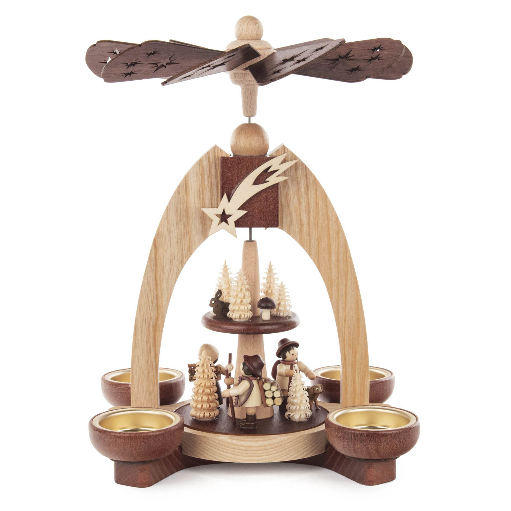 Mehrstöckige Teelichtpyramide aus Holz mit geschnitzten Waldfiguren und vier Kerzenhaltern, gekrönt von einem Propeller im Detail. im Dregeno Online Shop günstig kaufen