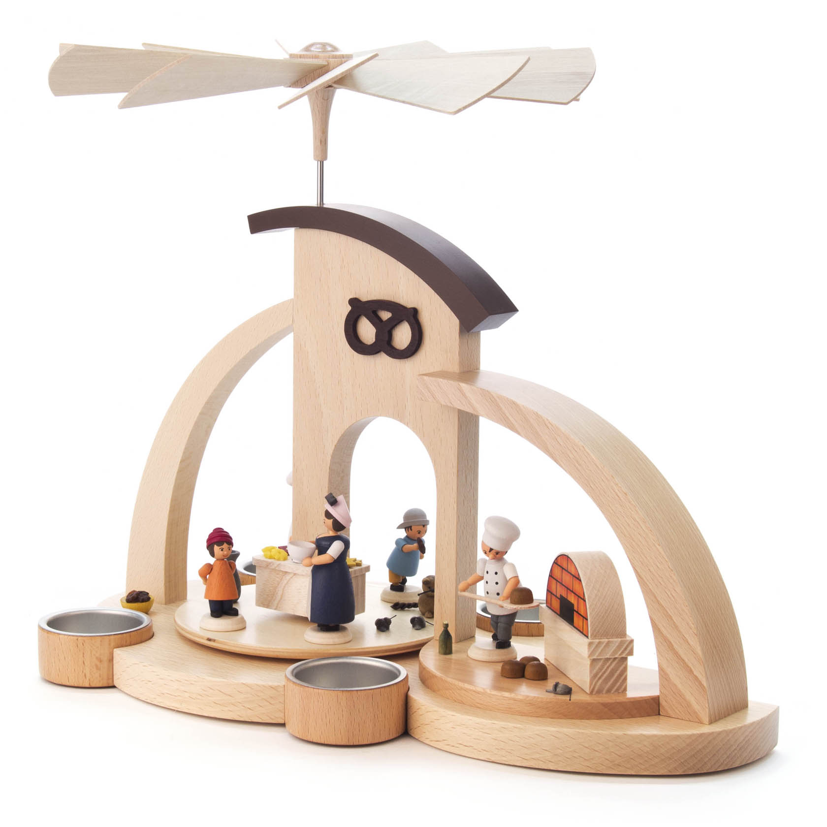 Holzpyramide mit Bäckerei-Szene und Teelichthalter, verziert mit Figuren von Bäckern und einem Torbogen sowie einem Propeller oben.